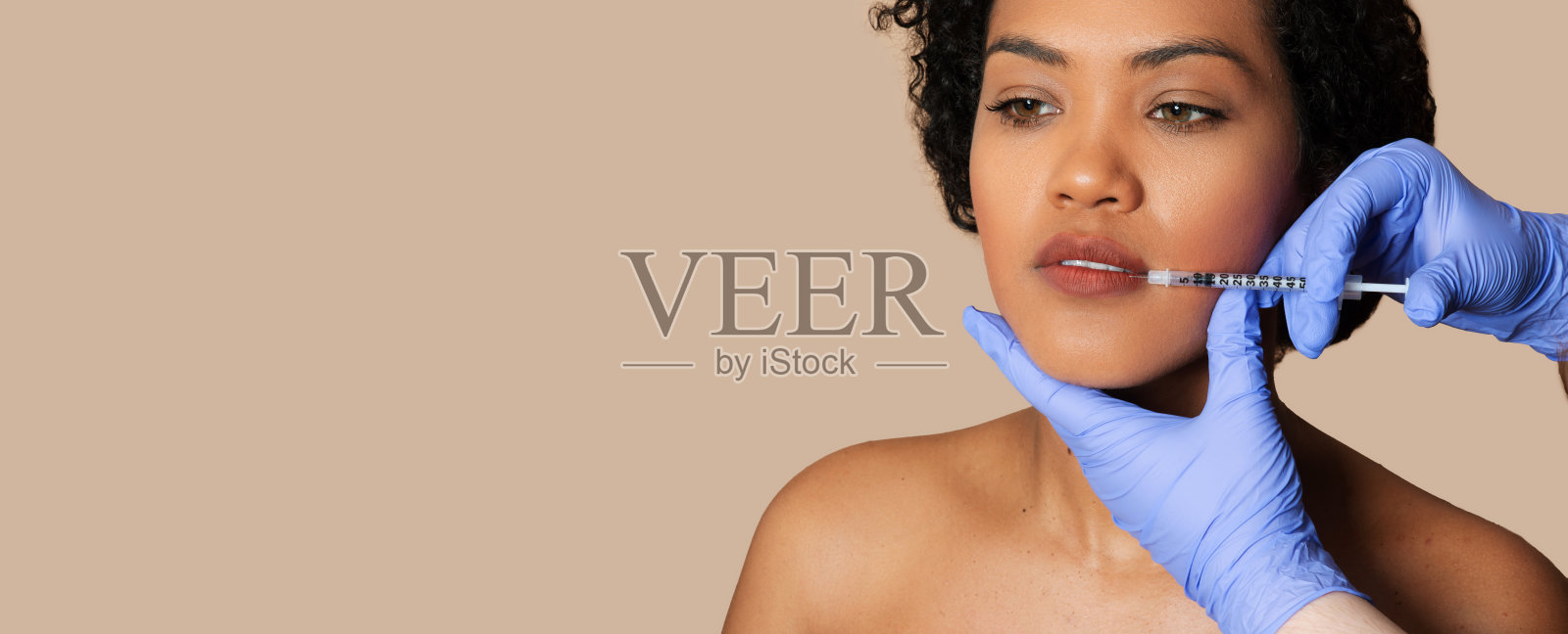 女人在嘴唇上接受注射，复制空间照片摄影图片