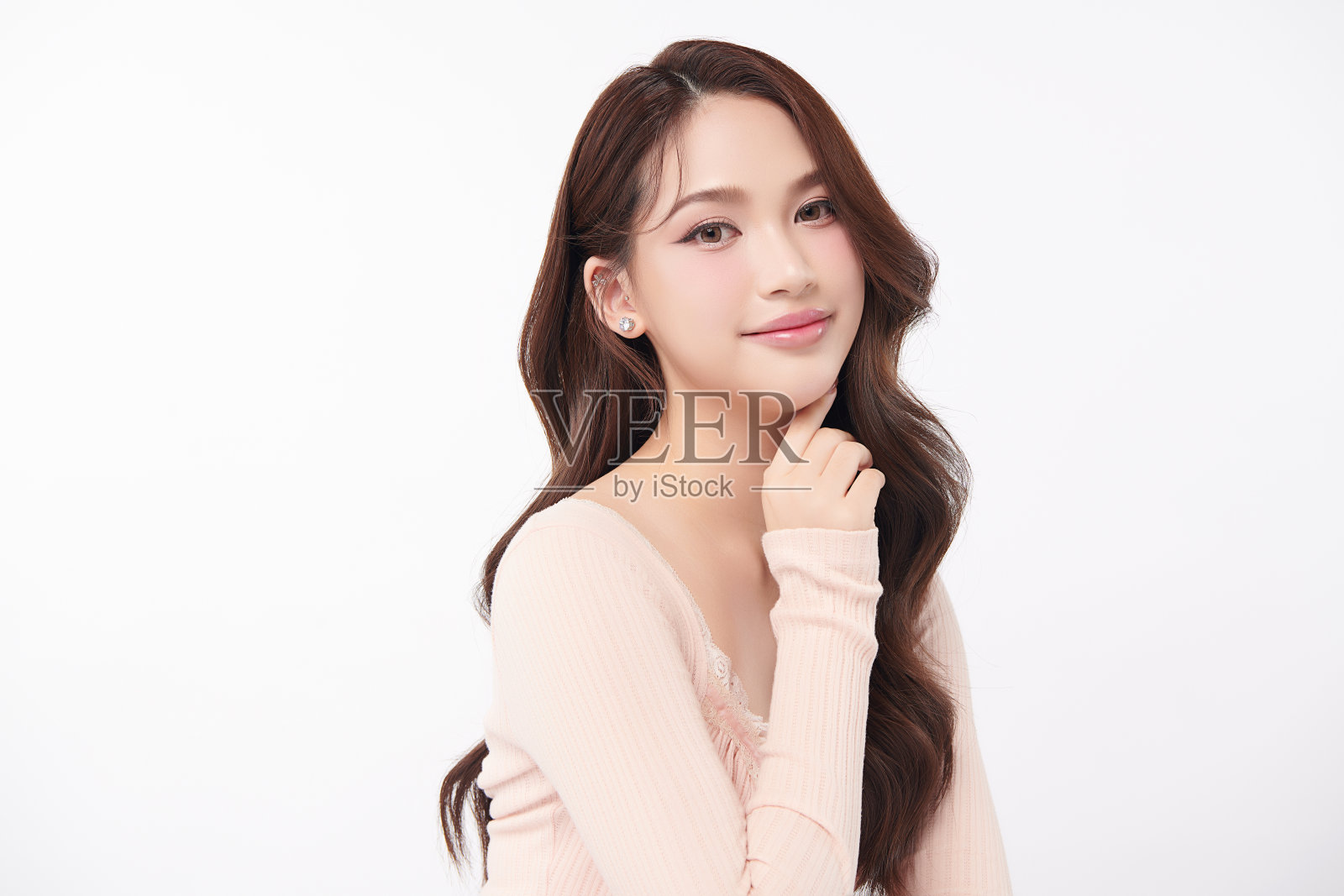 美丽年轻的亚洲女性，干净清新的皮肤在白色的背景，面部护理，面部护理，美容，美容和水疗，亚洲女性肖像。照片摄影图片