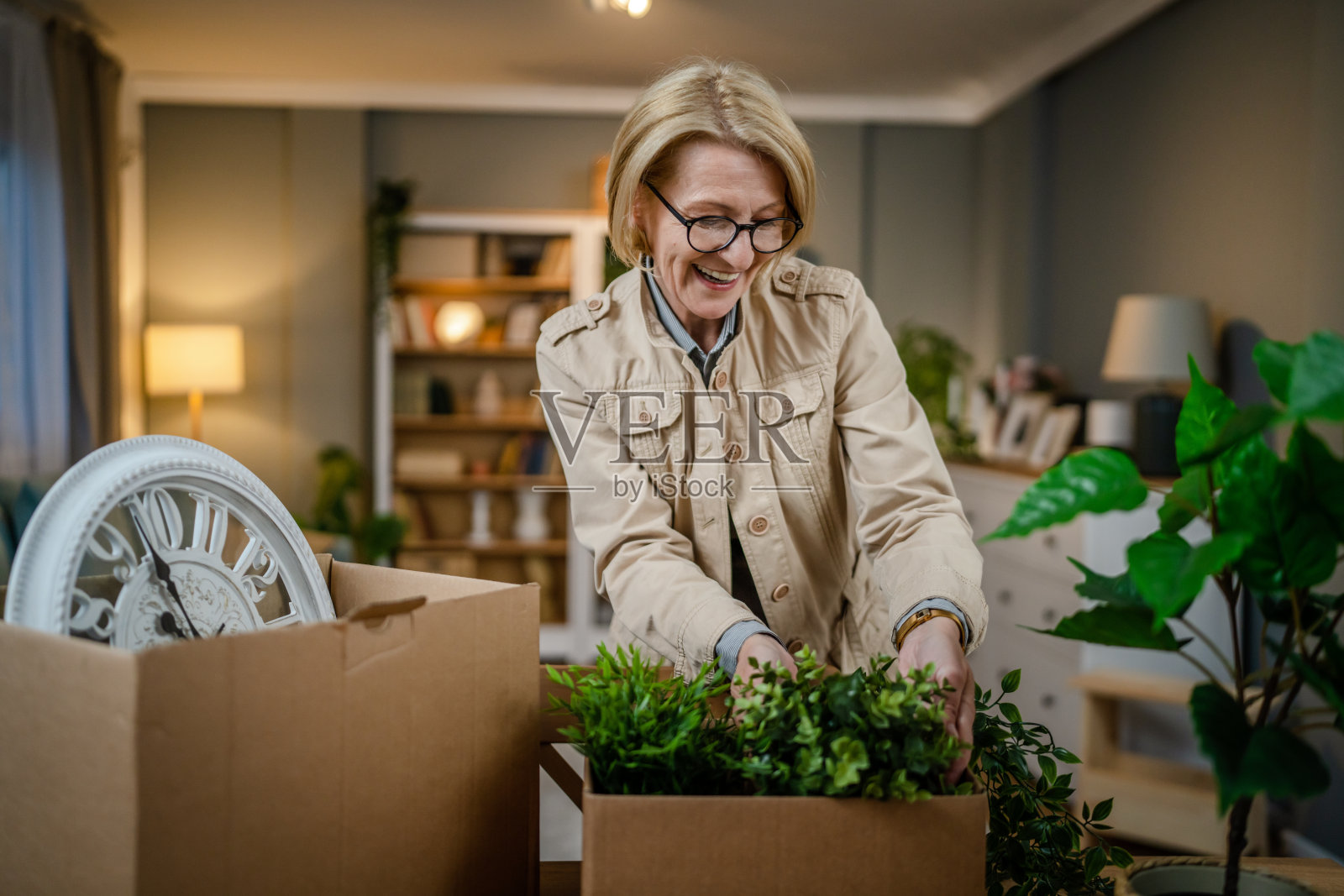 高级女性白种人女性打包或拆箱子，搬运东西照片摄影图片