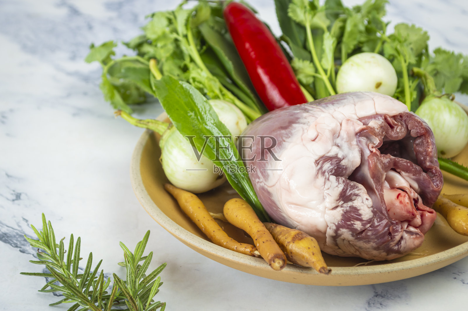 盘子里的生猪心照片摄影图片