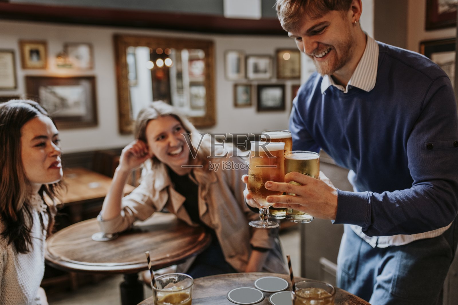 一名男子在酒吧为朋友斟酒照片摄影图片