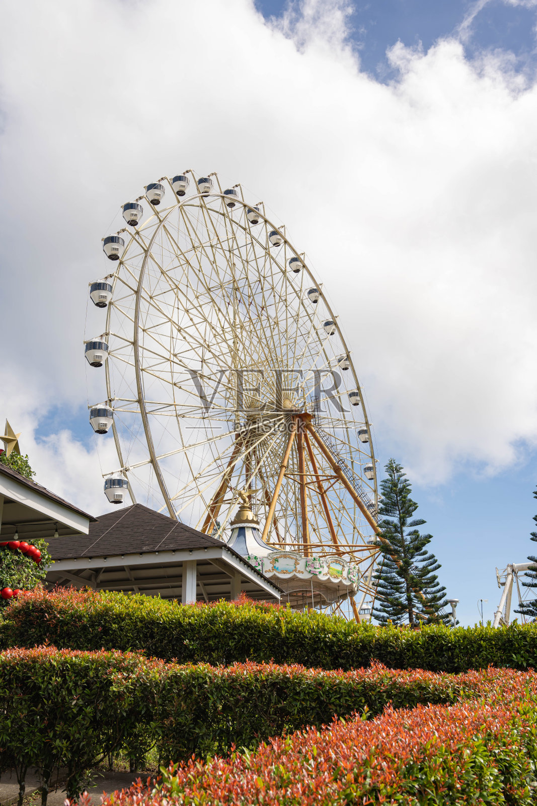 一个地面人的角度看一个美丽的摩天轮与多云的天空照片摄影图片