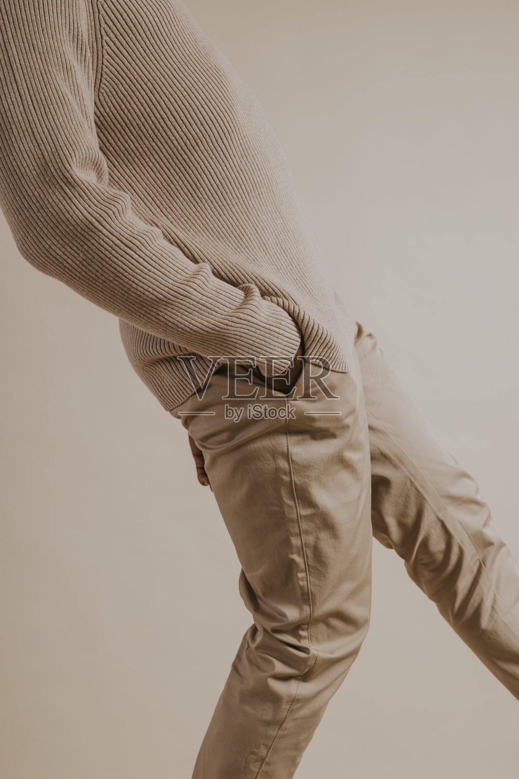 卡其裤，羊毛衫，冬季时装照片摄影图片