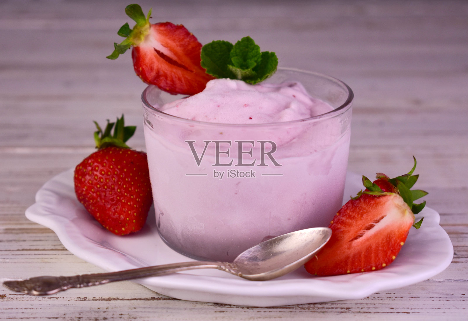 夏季草莓冰糕在低玻璃杯，图像与选择性聚焦照片摄影图片