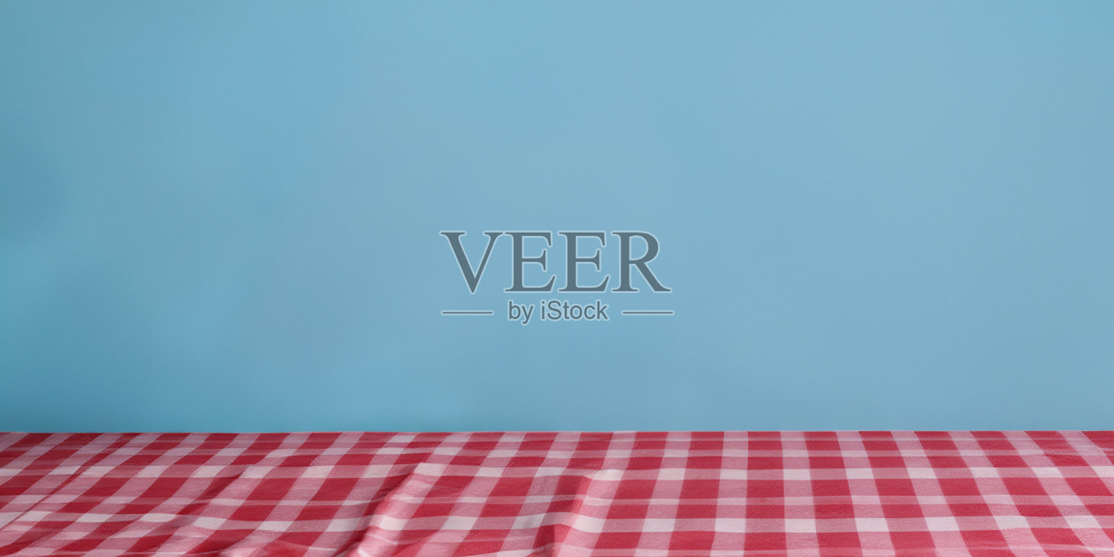 红色格子的空木桌照片摄影图片