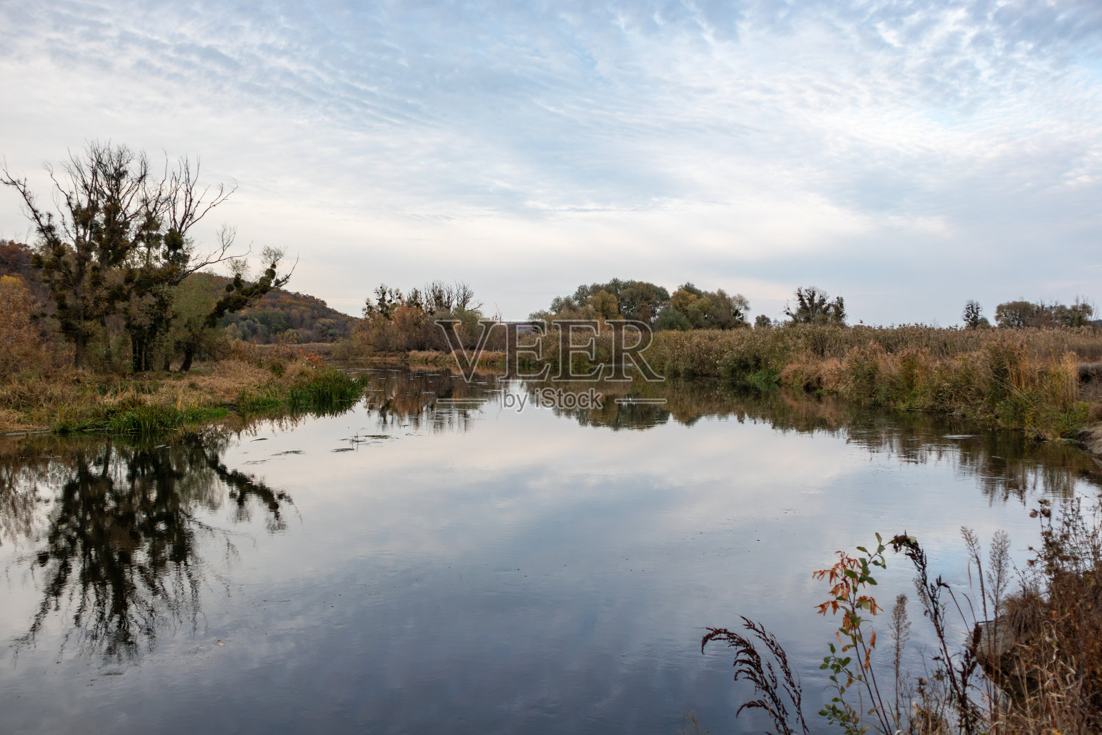 乌克兰西弗斯基·顿涅茨河上的秋天照片摄影图片