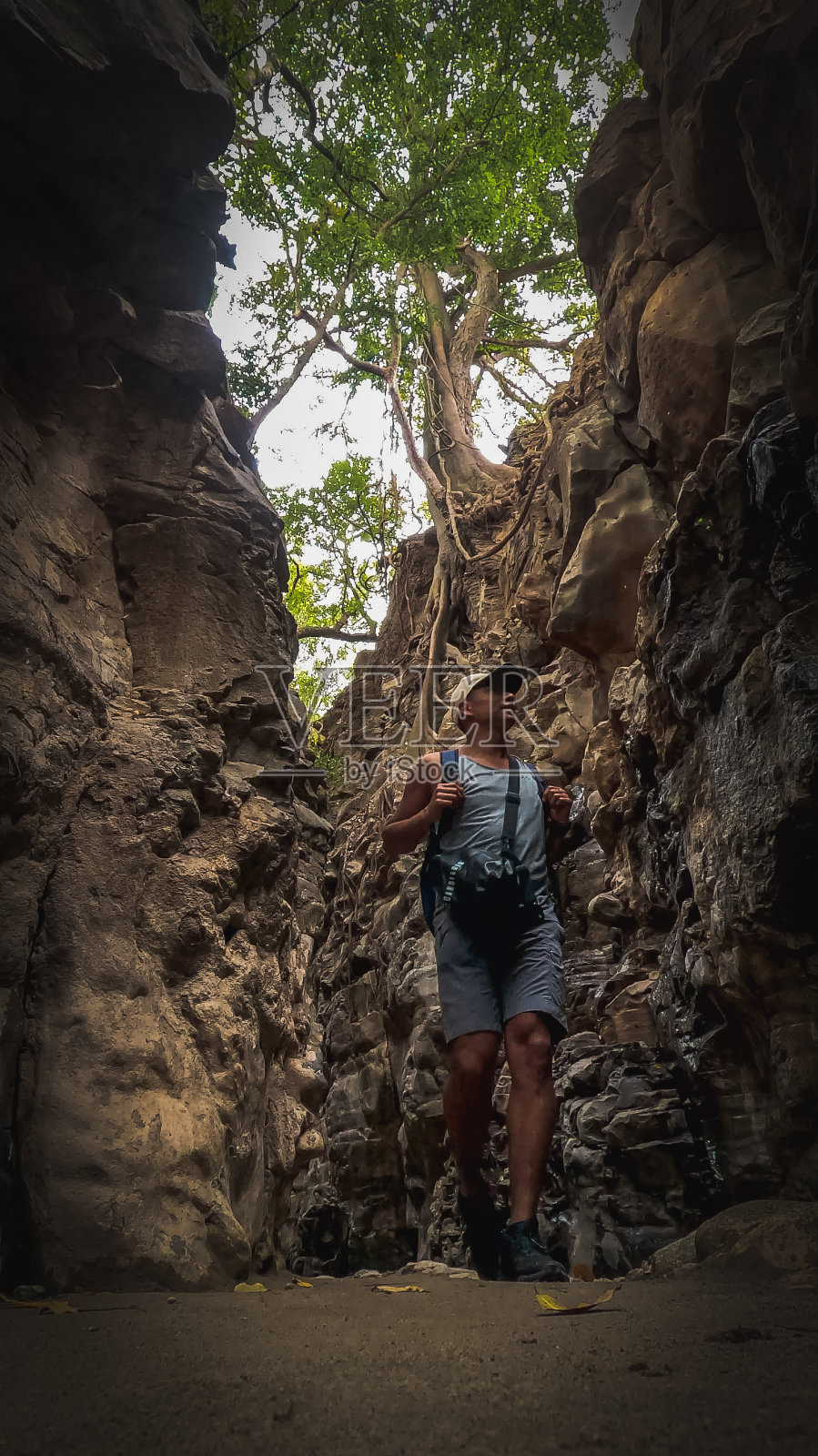 峡谷中的人照片摄影图片