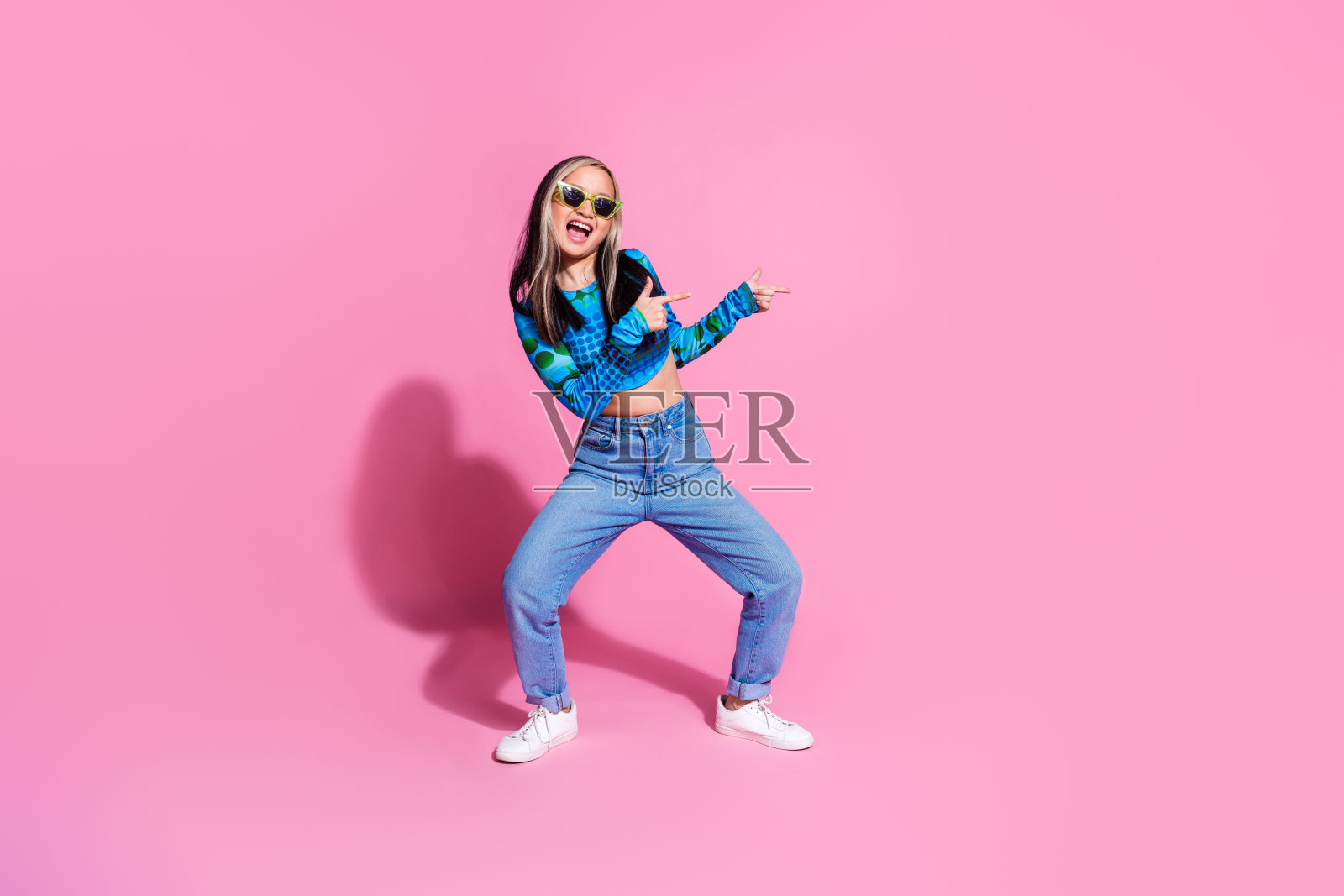 照片中闪亮女士穿着印花衬衫，深色眼镜微笑，空白空间孤立的粉红色背景照片摄影图片