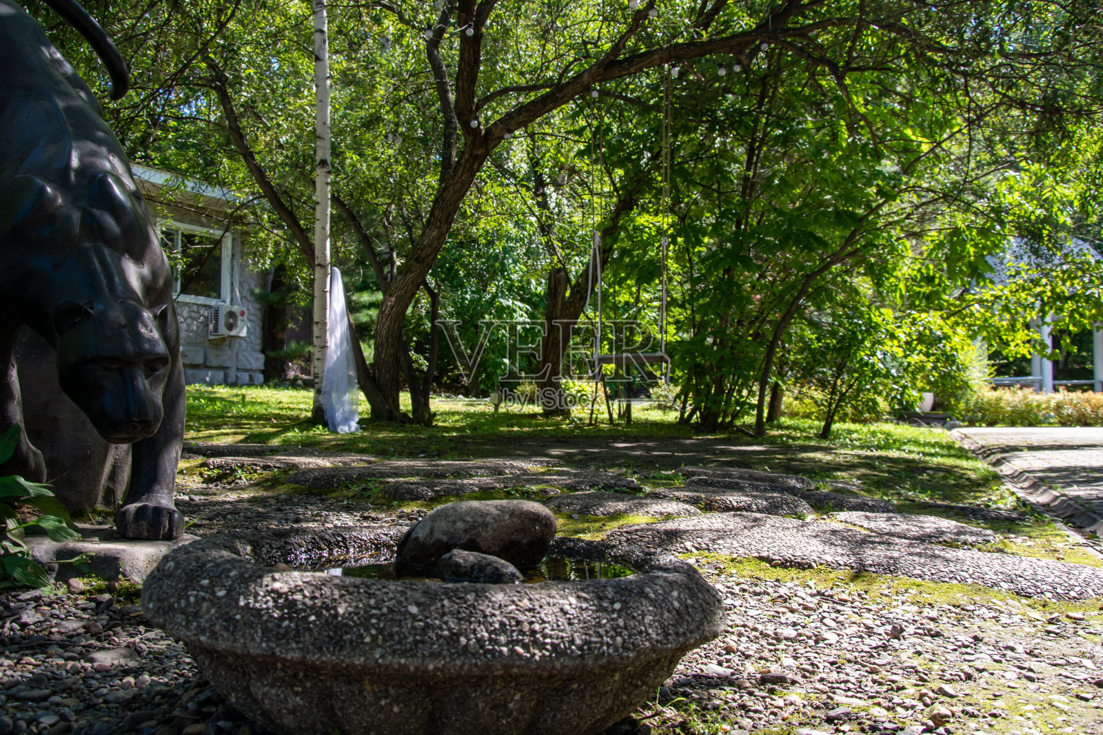 公园景观。公园里的石砌建筑和绿树成荫的草地照片摄影图片