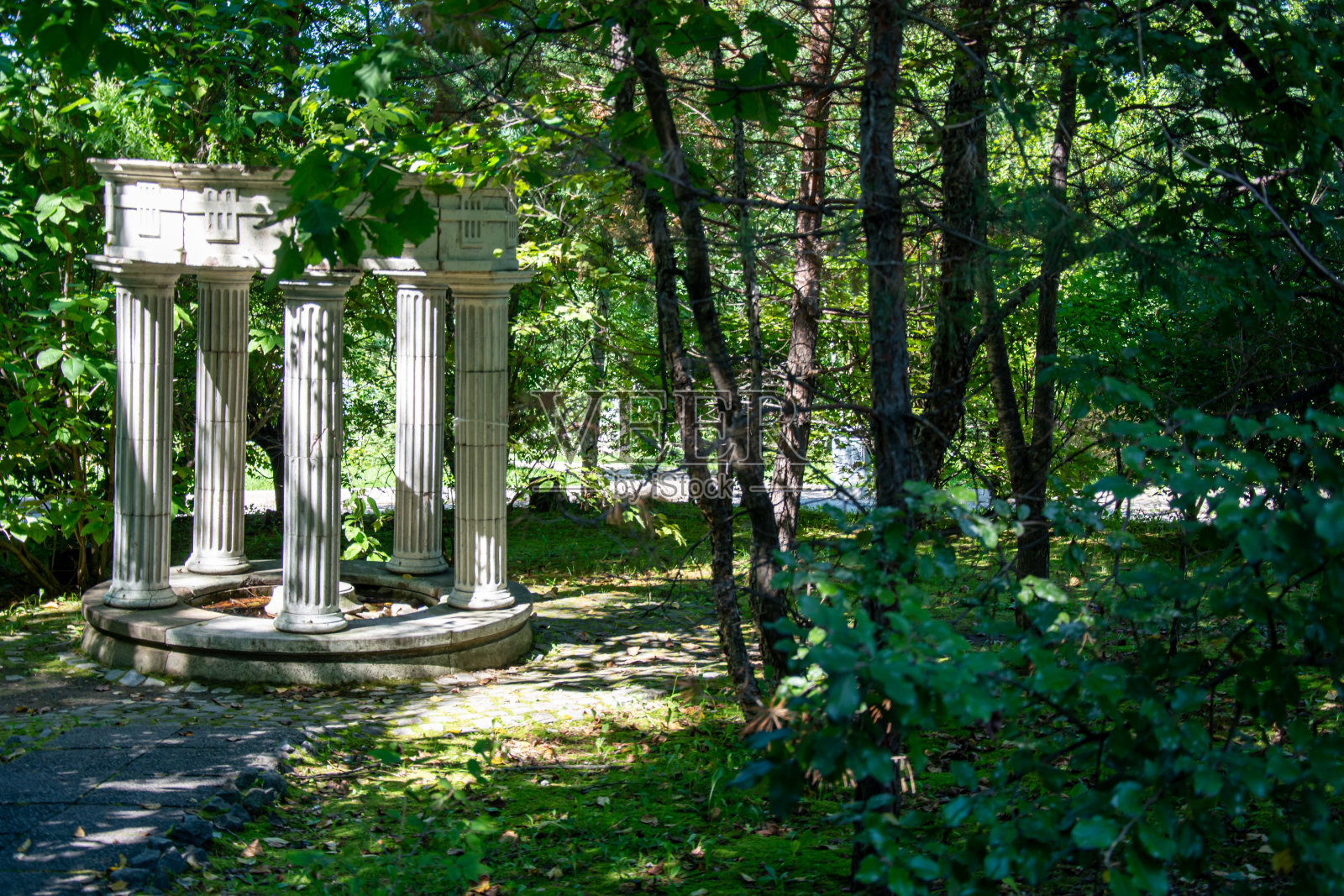 公园景观。公园里的石砌建筑和绿树成荫的草地照片摄影图片
