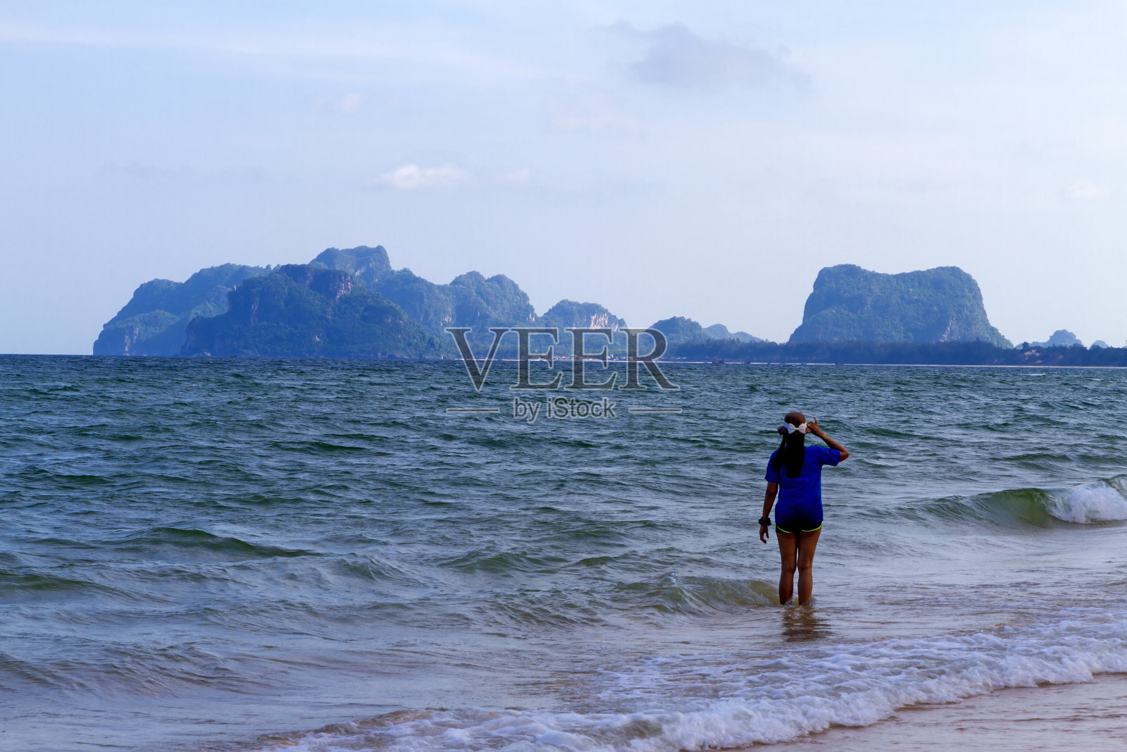 女人在海滩散步放松照片摄影图片