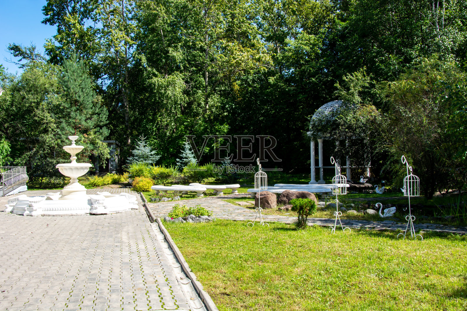 公园景观。公园里的石砌建筑和绿树成荫的草地照片摄影图片