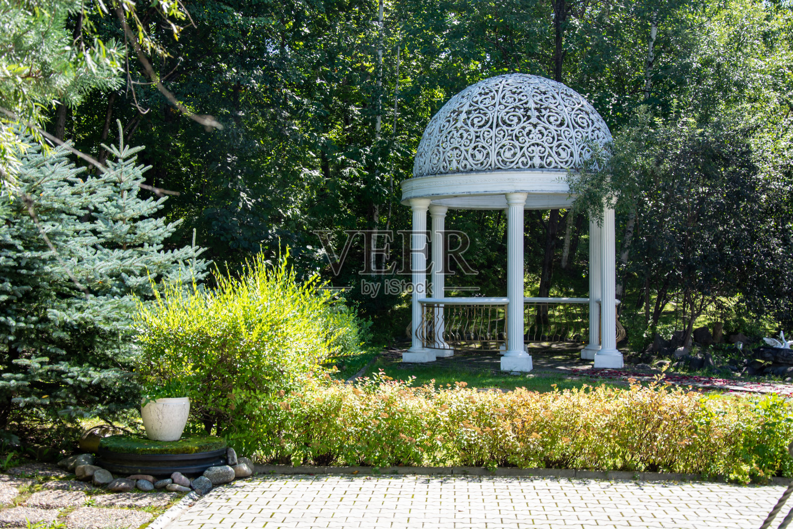 公园景观。公园里的石砌建筑和绿树成荫的草地照片摄影图片