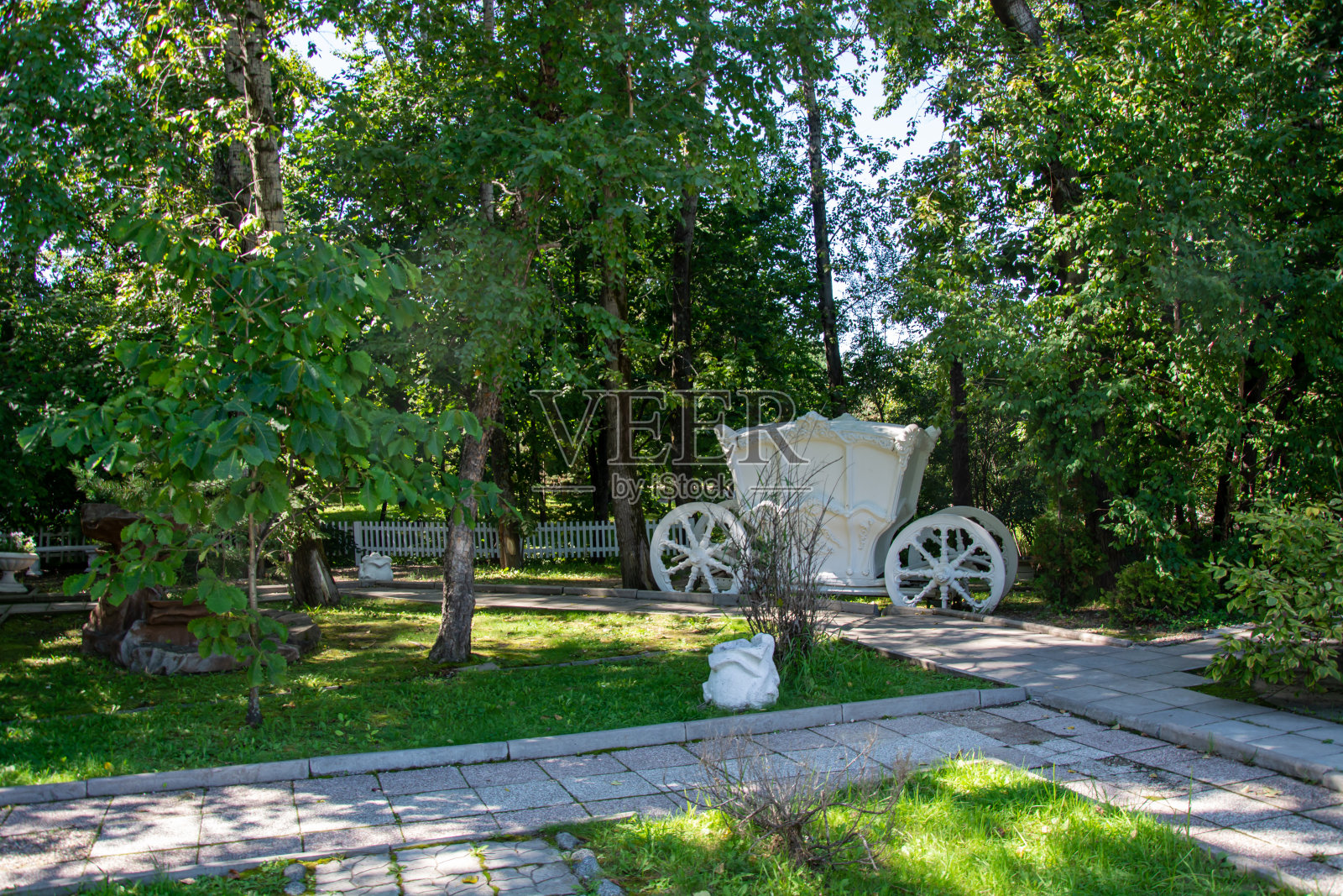 公园景观。公园里的石砌建筑和绿树成荫的草地照片摄影图片