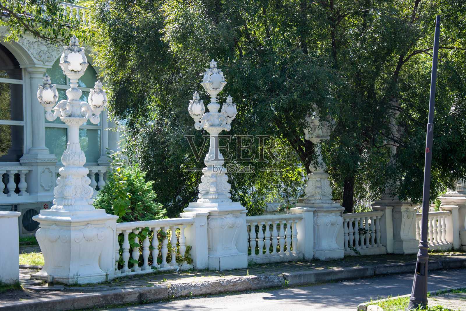 公园景观。公园里的石砌建筑和绿树成荫的草地照片摄影图片