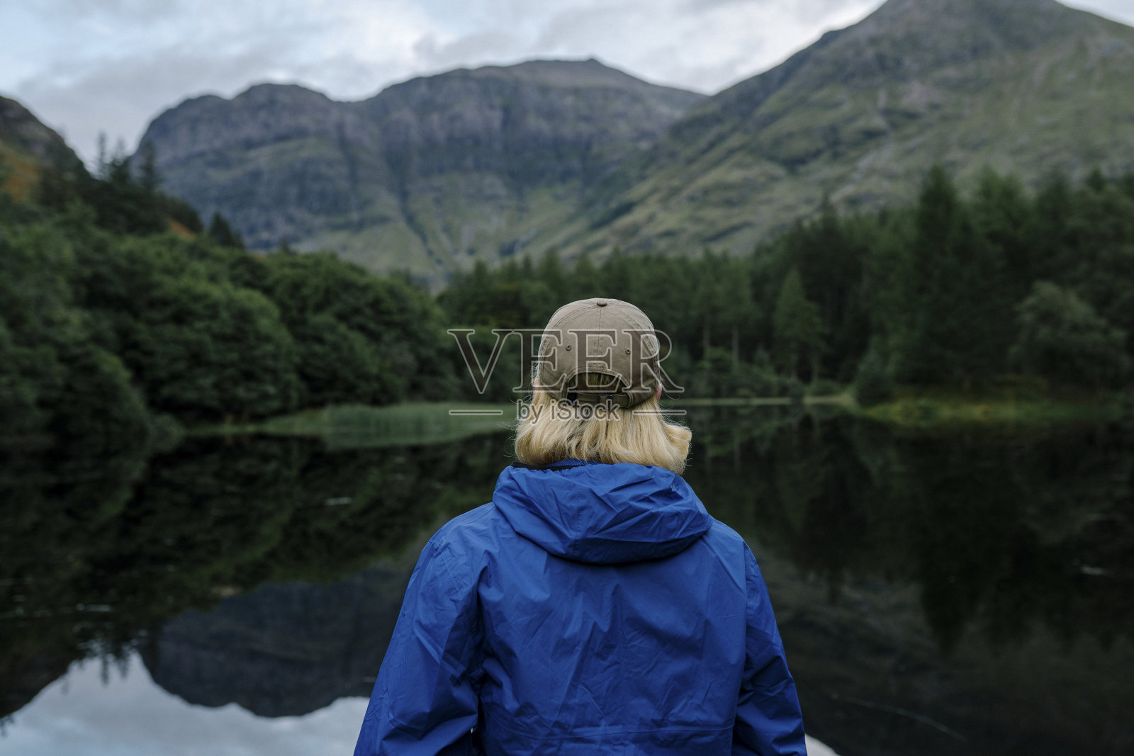 一个人站在高地的河边照片摄影图片