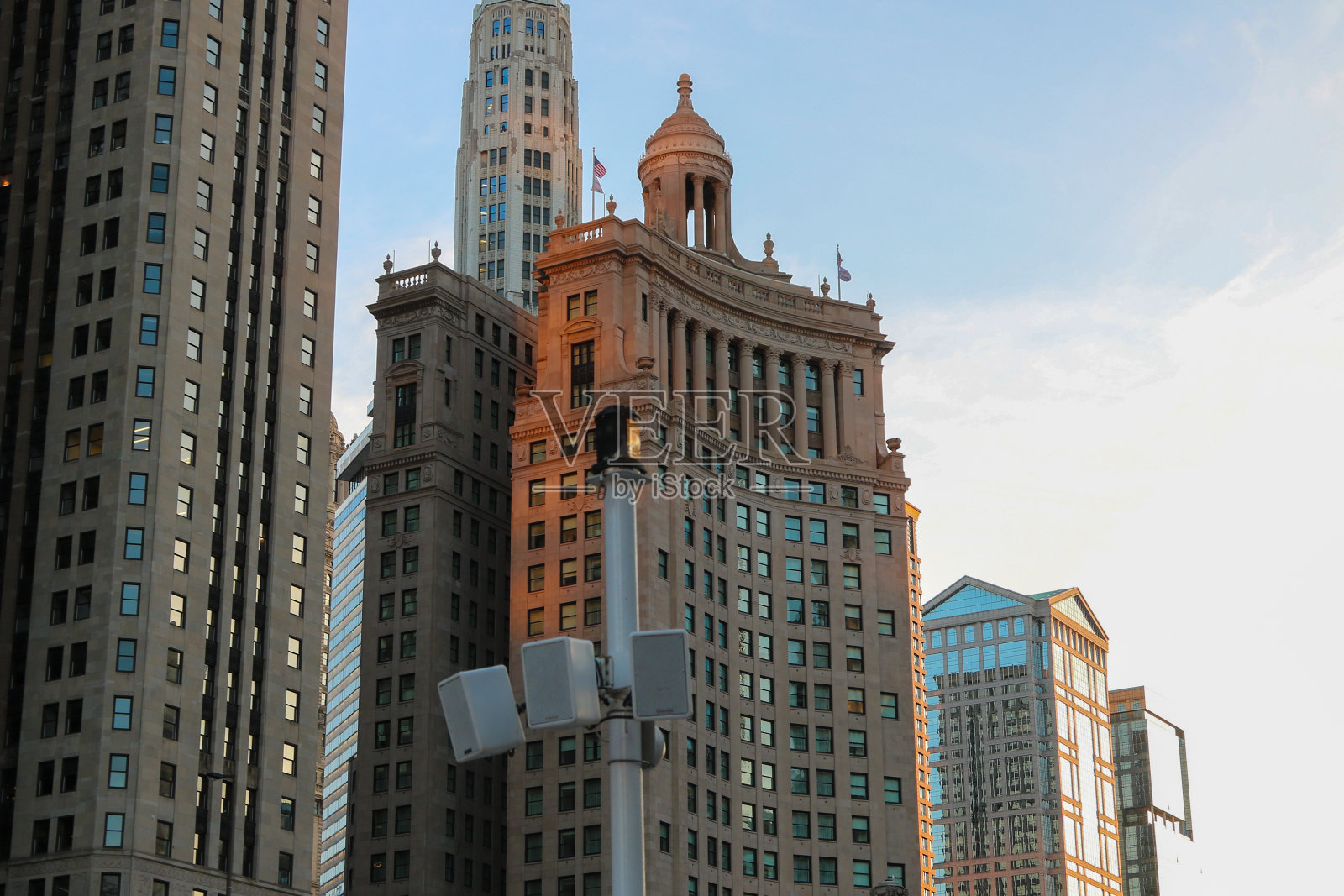 芝加哥市中心的摩天大楼，这是从河上看到的。照片摄影图片