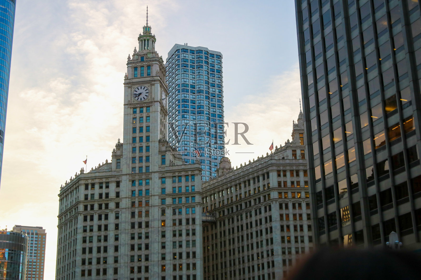 芝加哥市中心的摩天大楼，这是从河上看到的。照片摄影图片