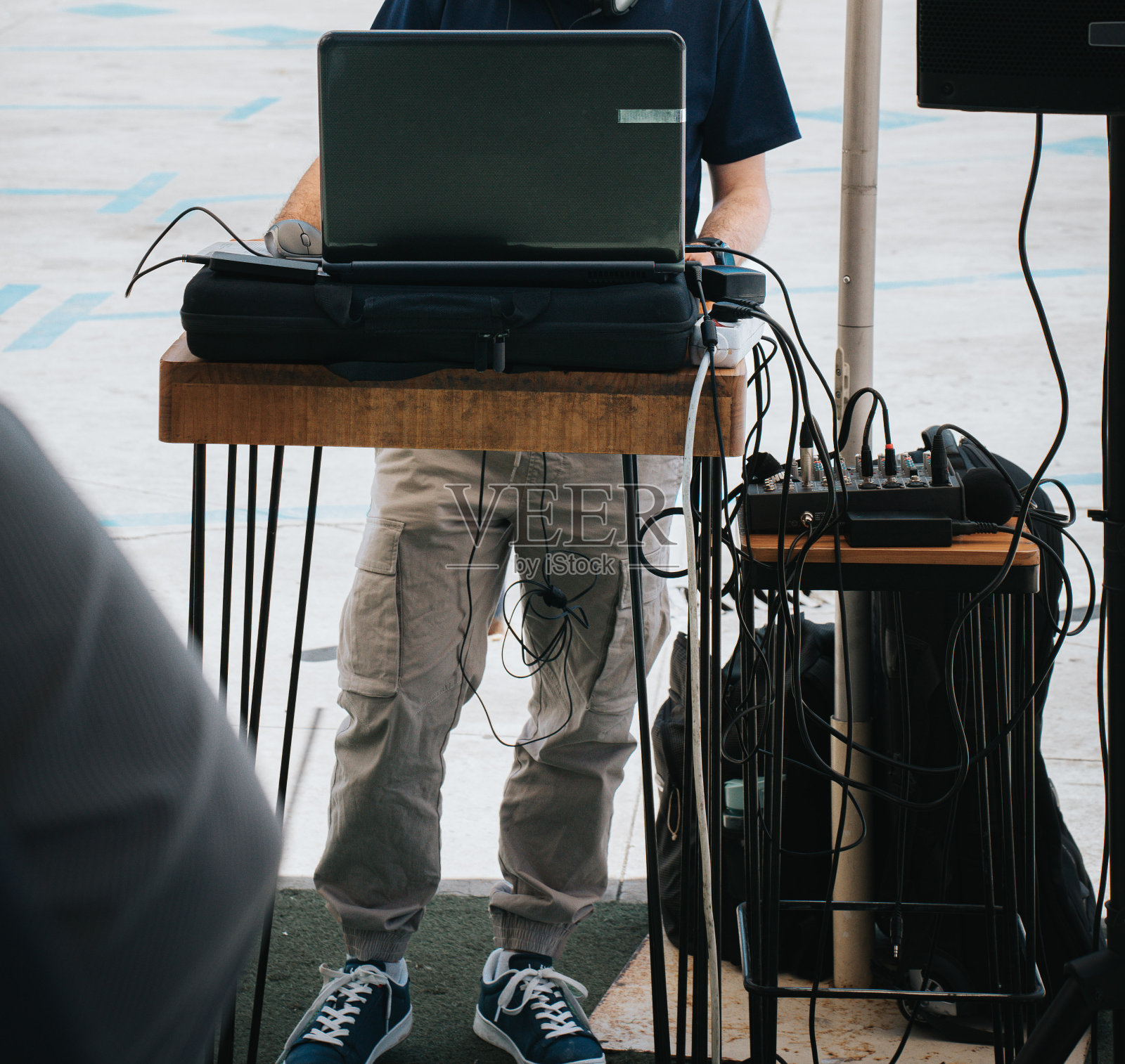 DJ为户外活动设置设备照片摄影图片