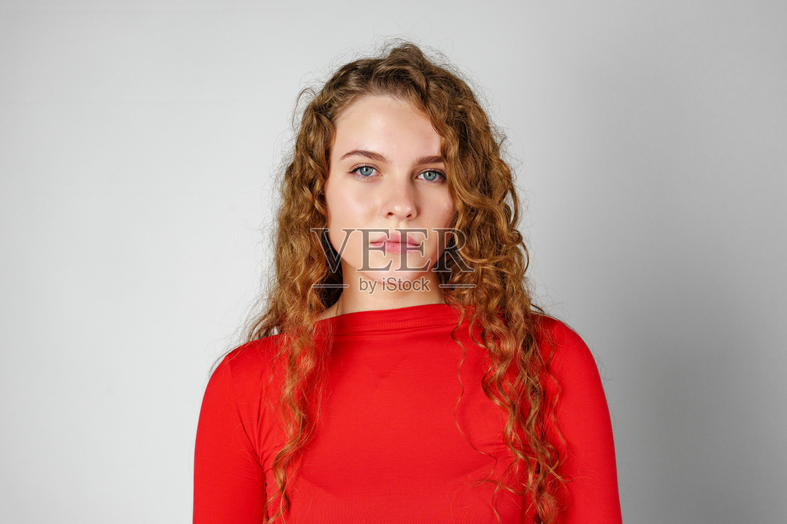 年轻女子卷发肖像对灰色背景照片摄影图片