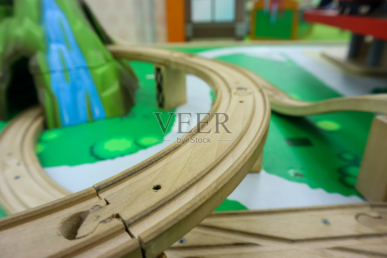 木制火车和轨道的微型玩具照片摄影图片