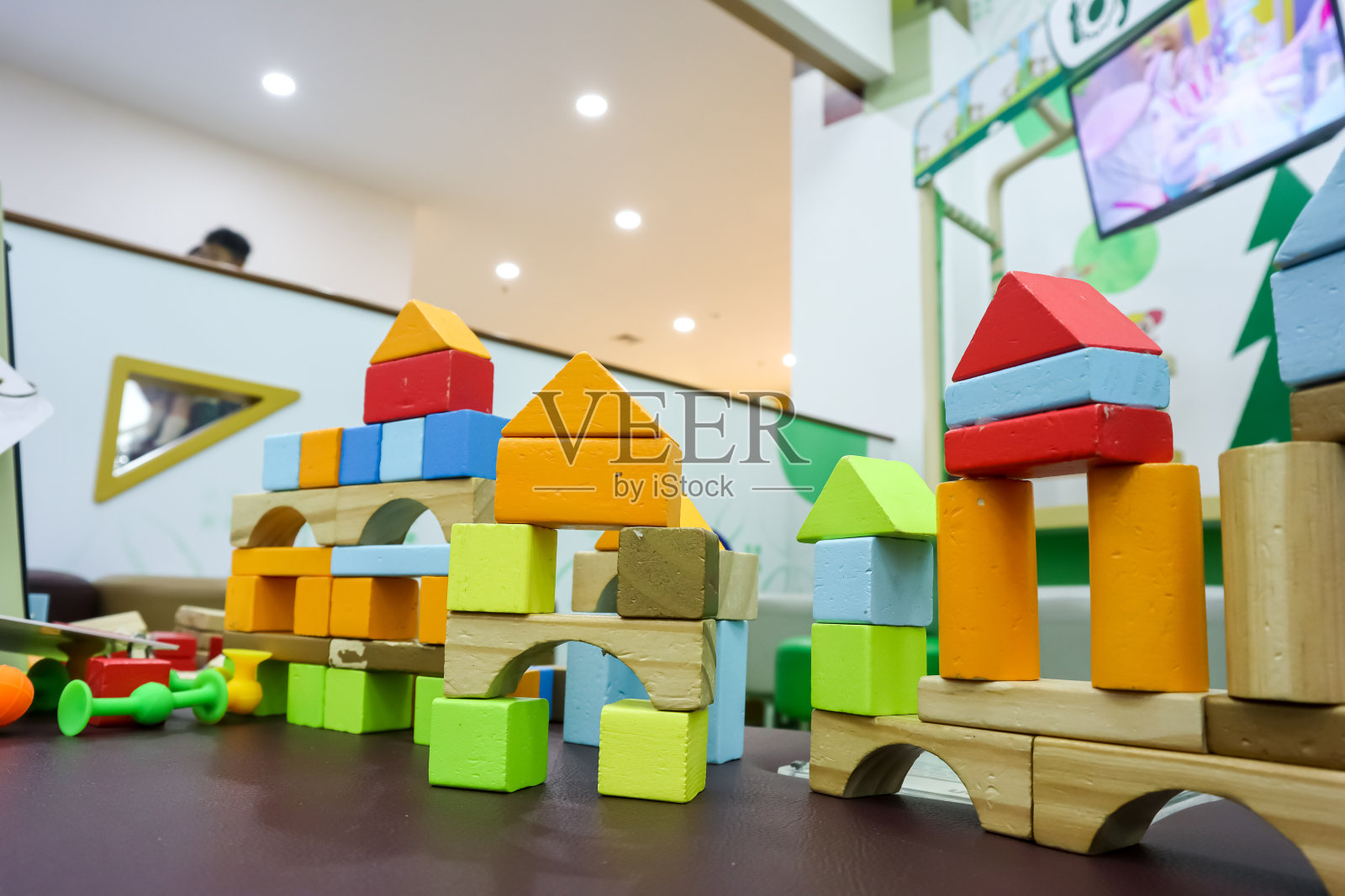 多色建筑木块，儿童几何玩具照片摄影图片