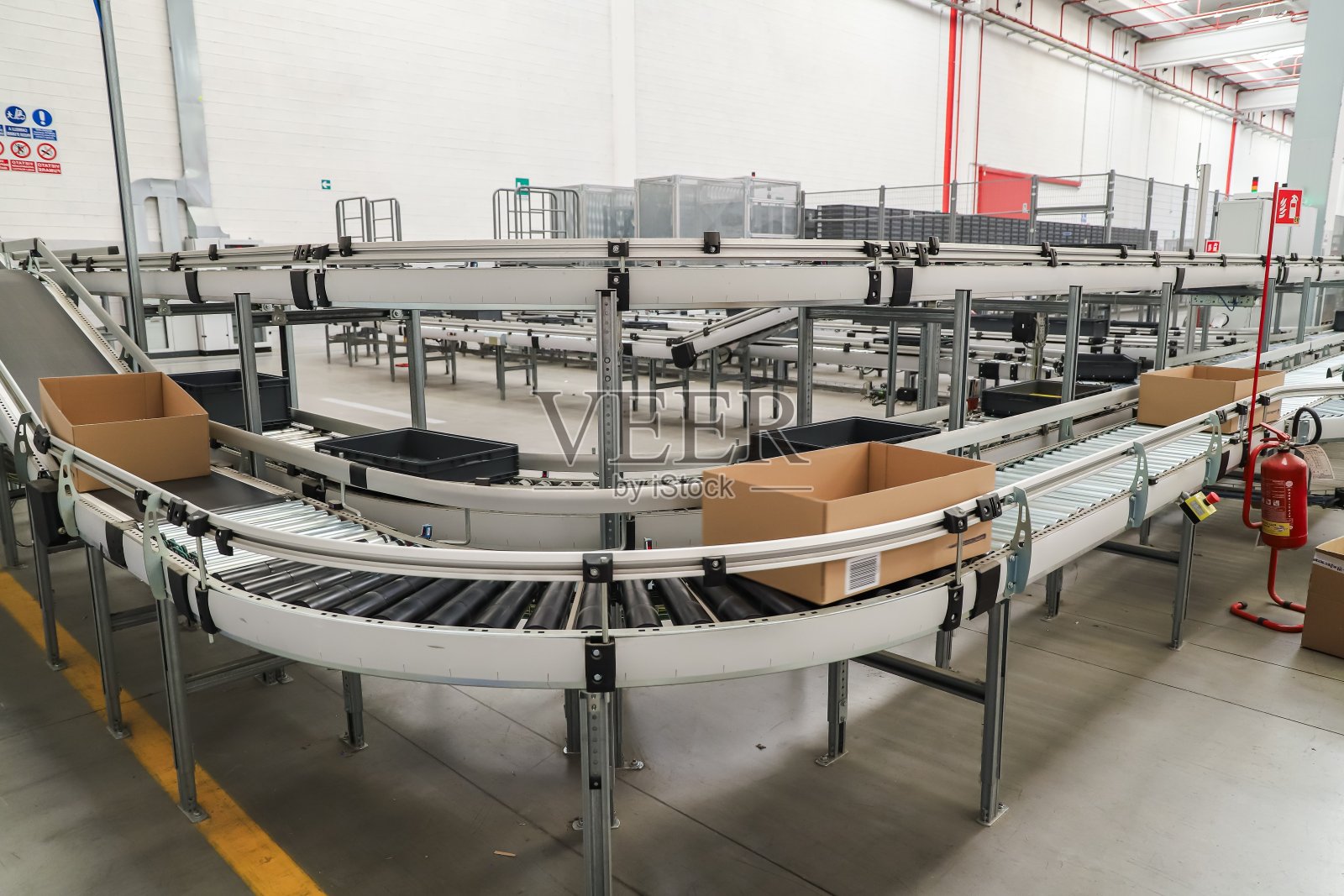 物流仓库的包装线照片摄影图片