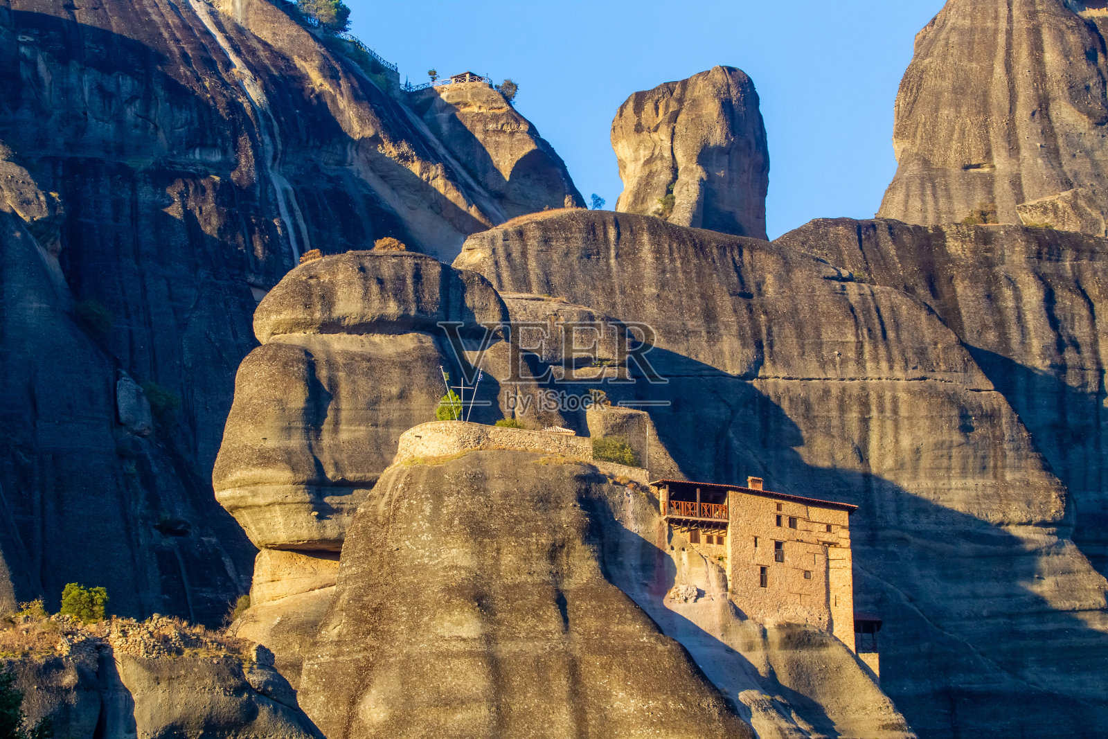希腊。迈泰奥拉岩石。岩石上的东正教修道院。山上的宗教建筑。迈泰奥拉修道院。希腊观光。来访的希腊。照片摄影图片
