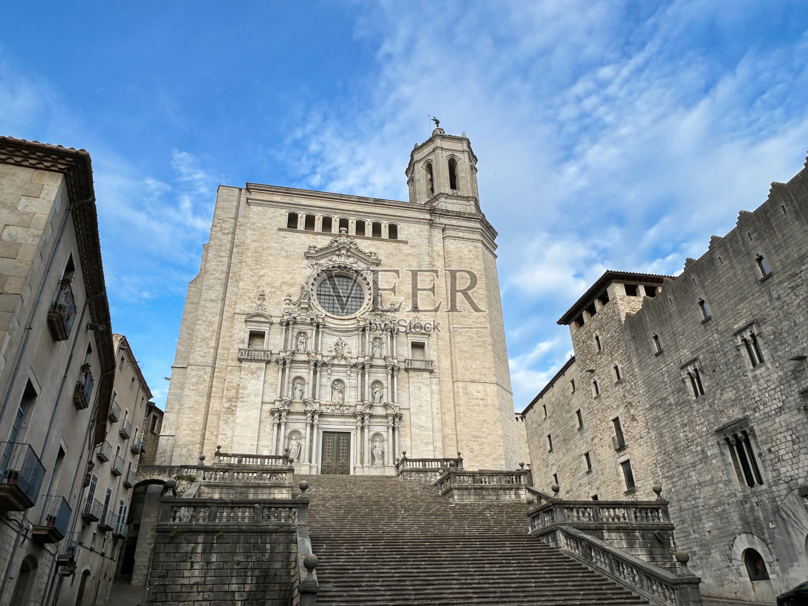 一天内大教堂的景色。赫罗那。西班牙。照片摄影图片