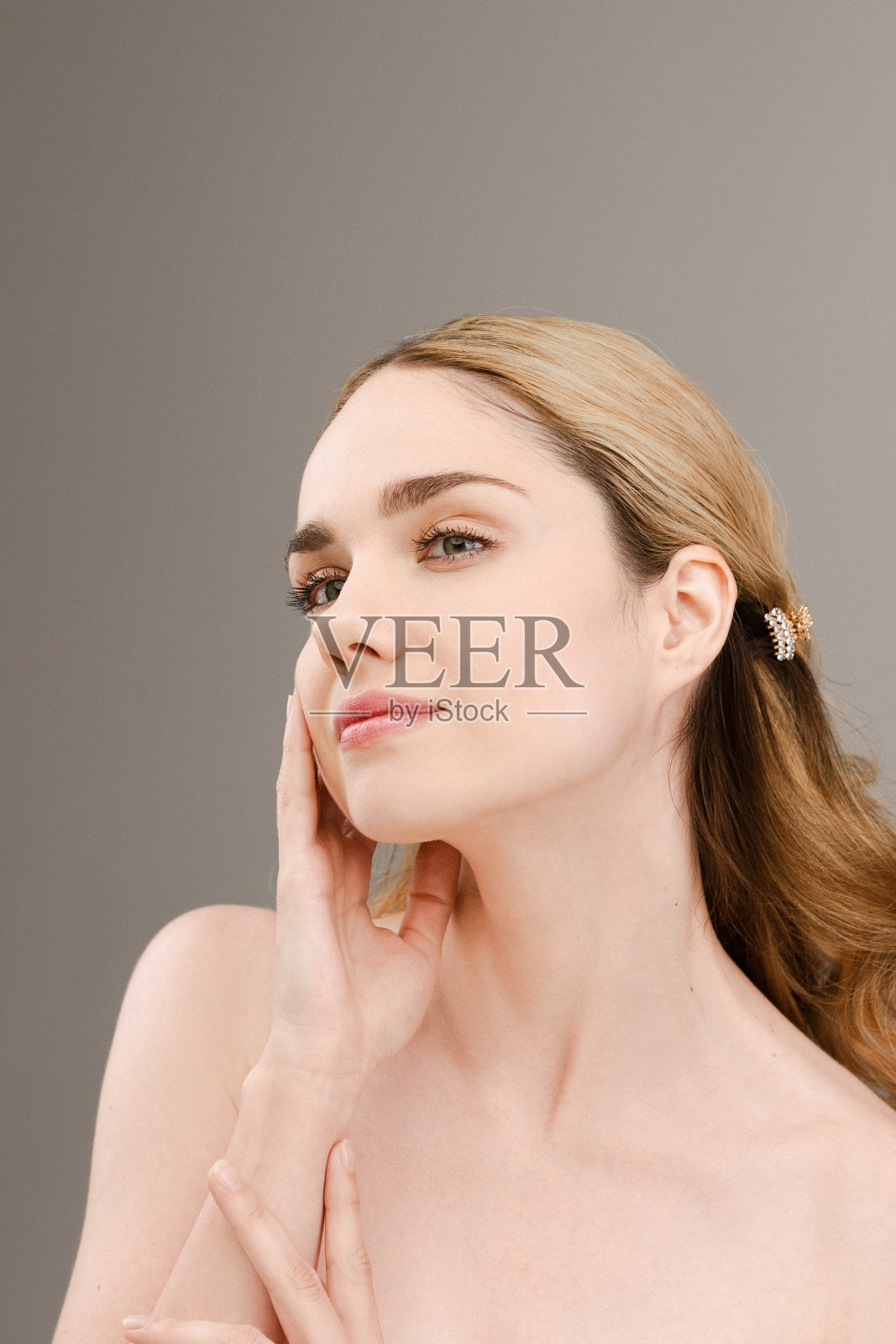 一个女人用面霜。照片摄影图片