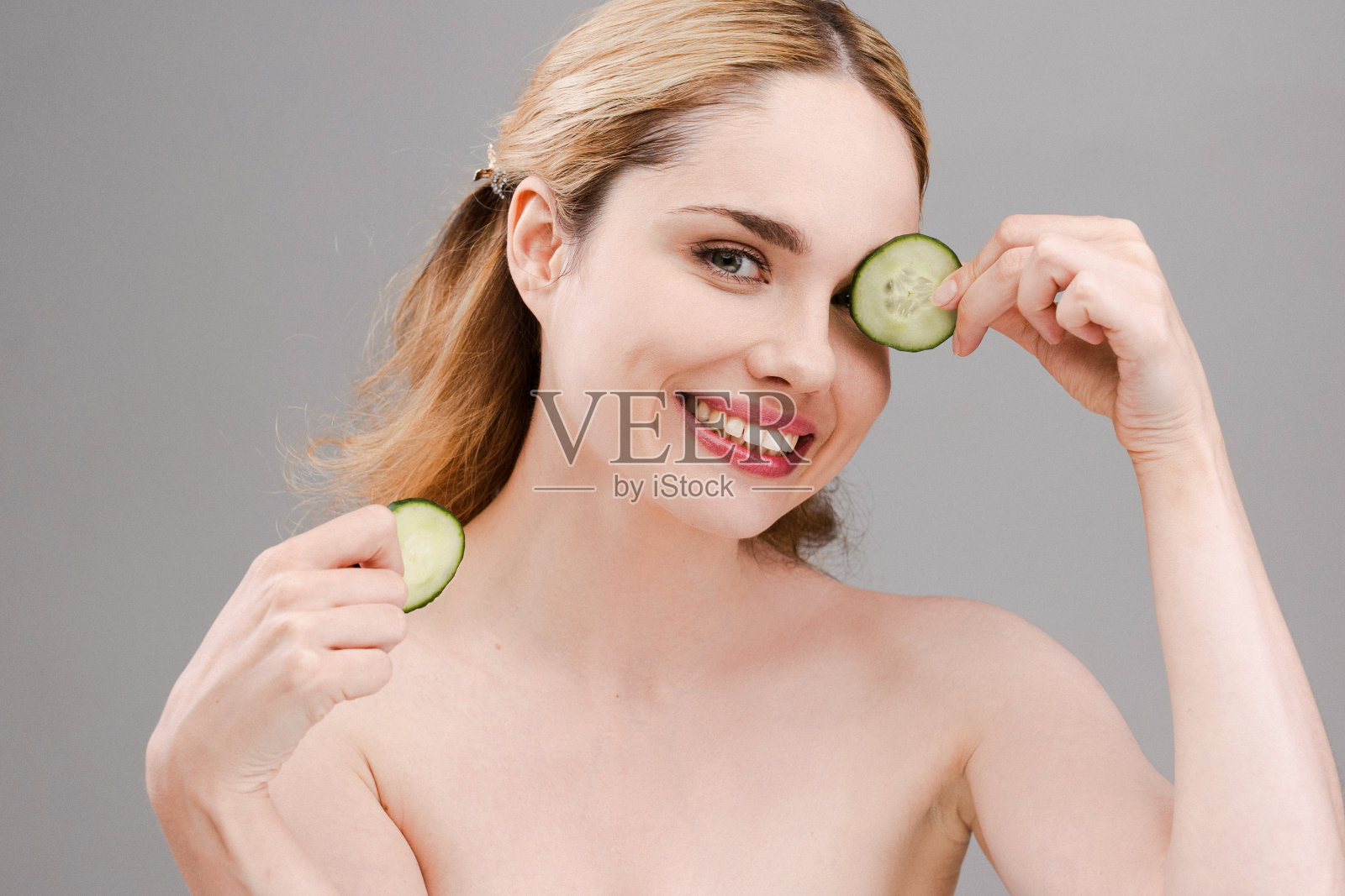 迷人、感性的女人用面霜。照片摄影图片