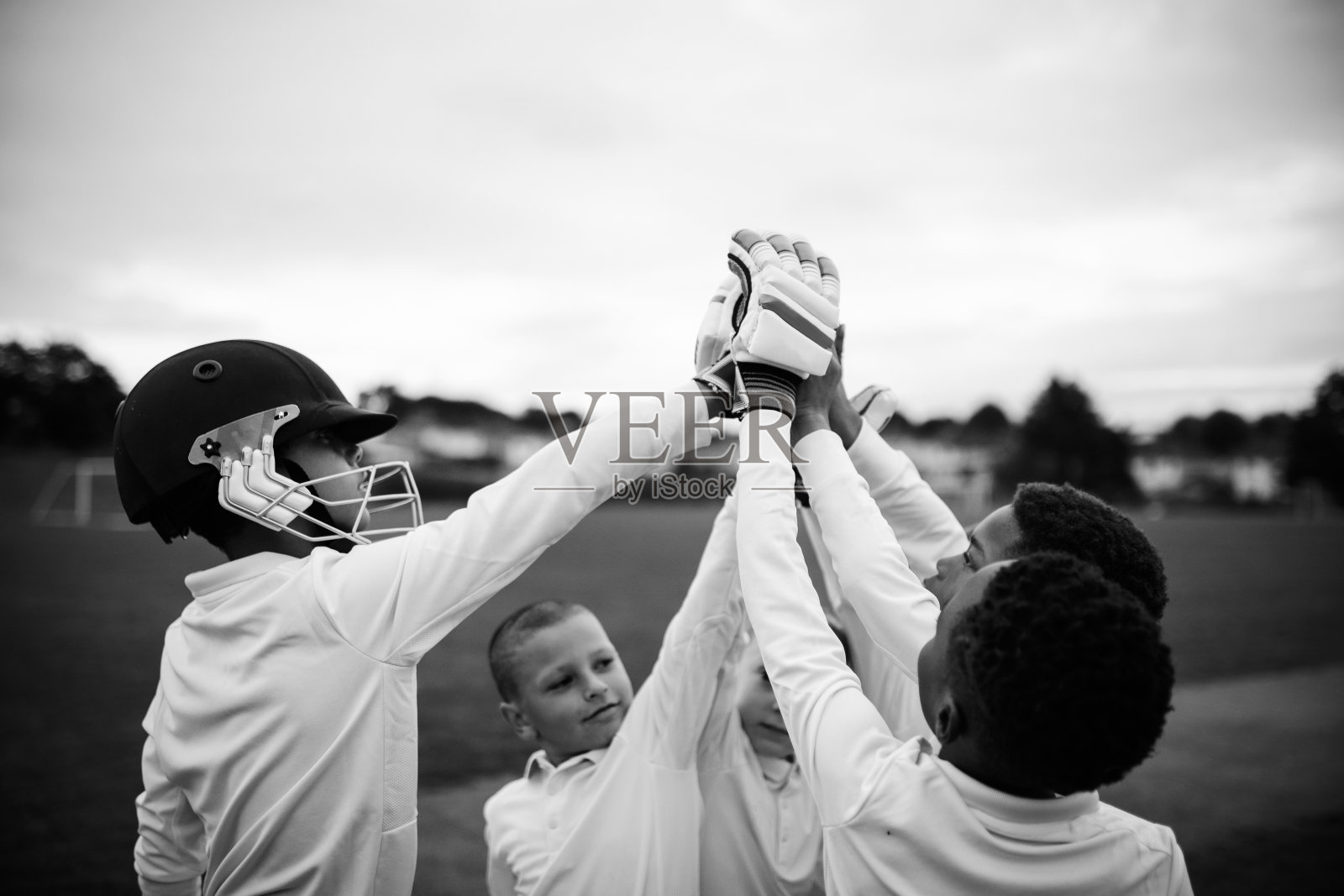 一群年轻的板球运动员在击掌照片摄影图片