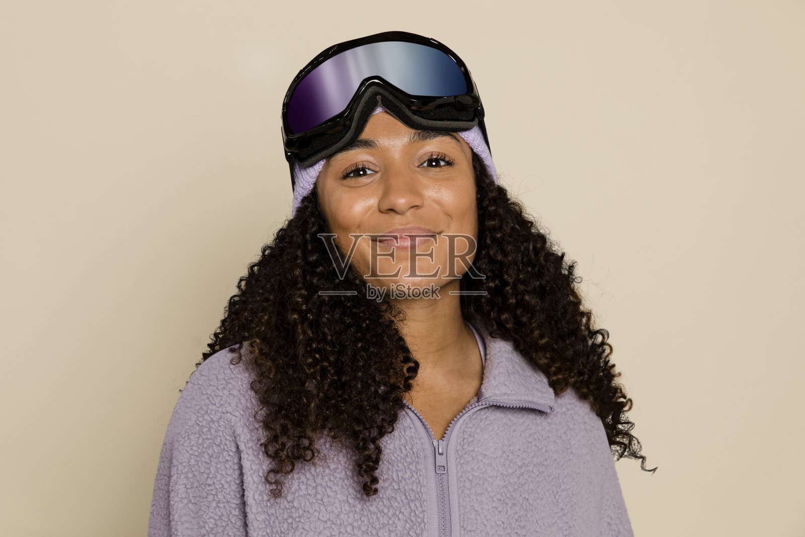 穿着冬季滑雪服的非裔美国妇女照片摄影图片