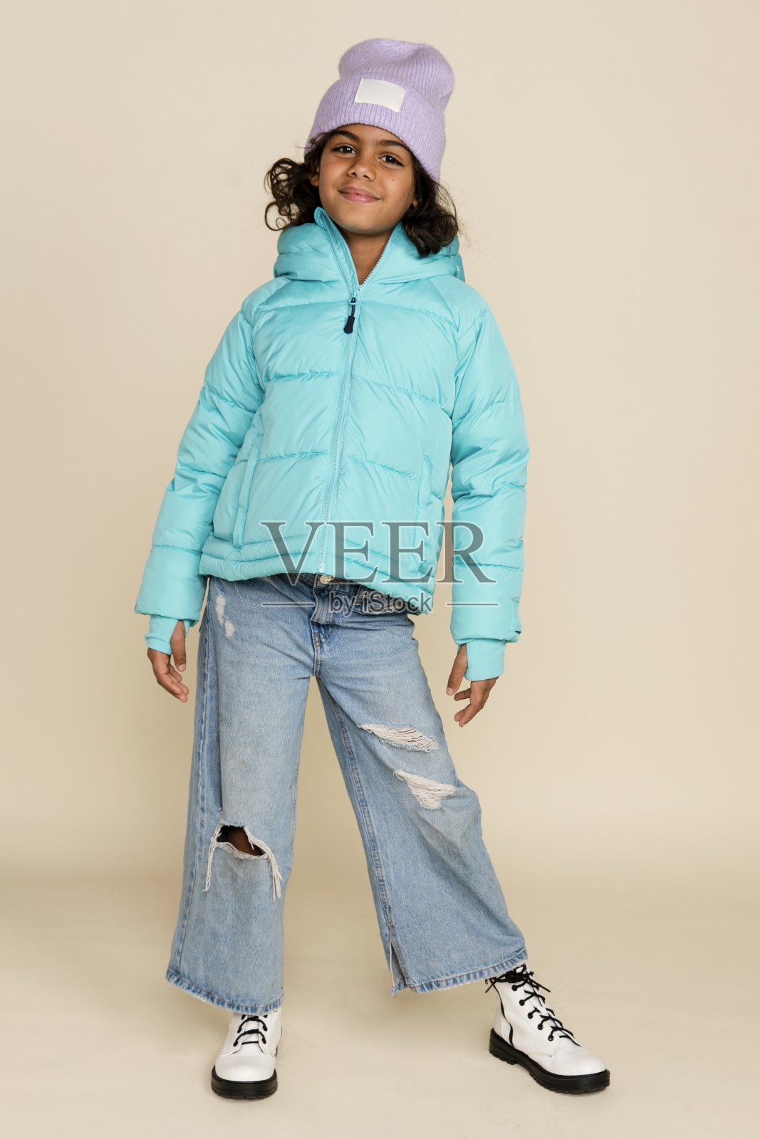 酷酷的小女孩穿着冬装照片摄影图片