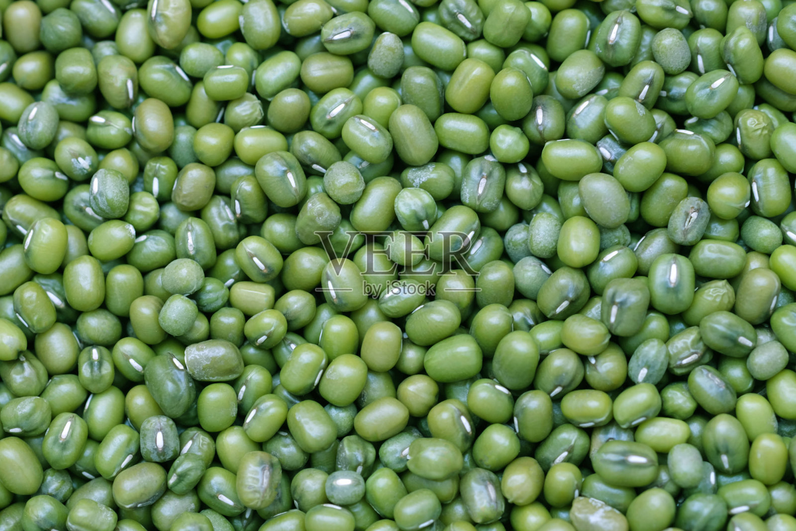 绿豆做背景。健康食品的概念。照片摄影图片