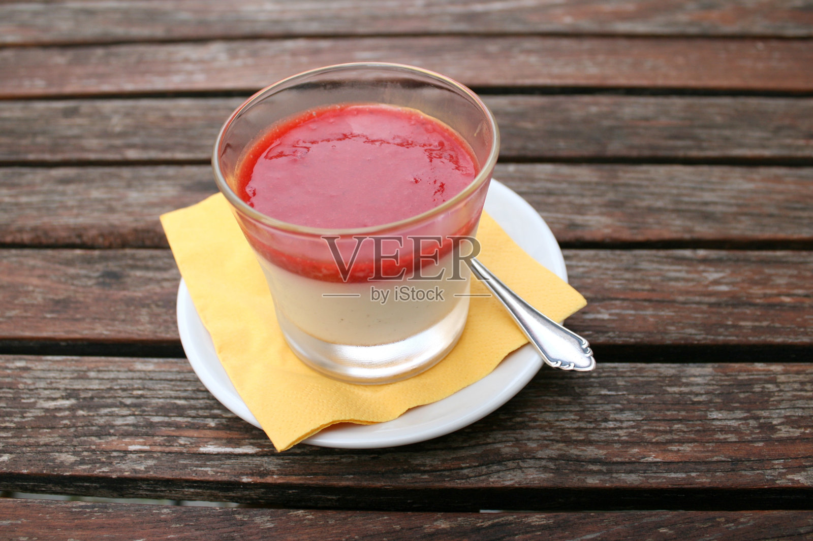 草莓酱意式奶冻，装在玻璃杯里。著名的意大利甜点。照片摄影图片