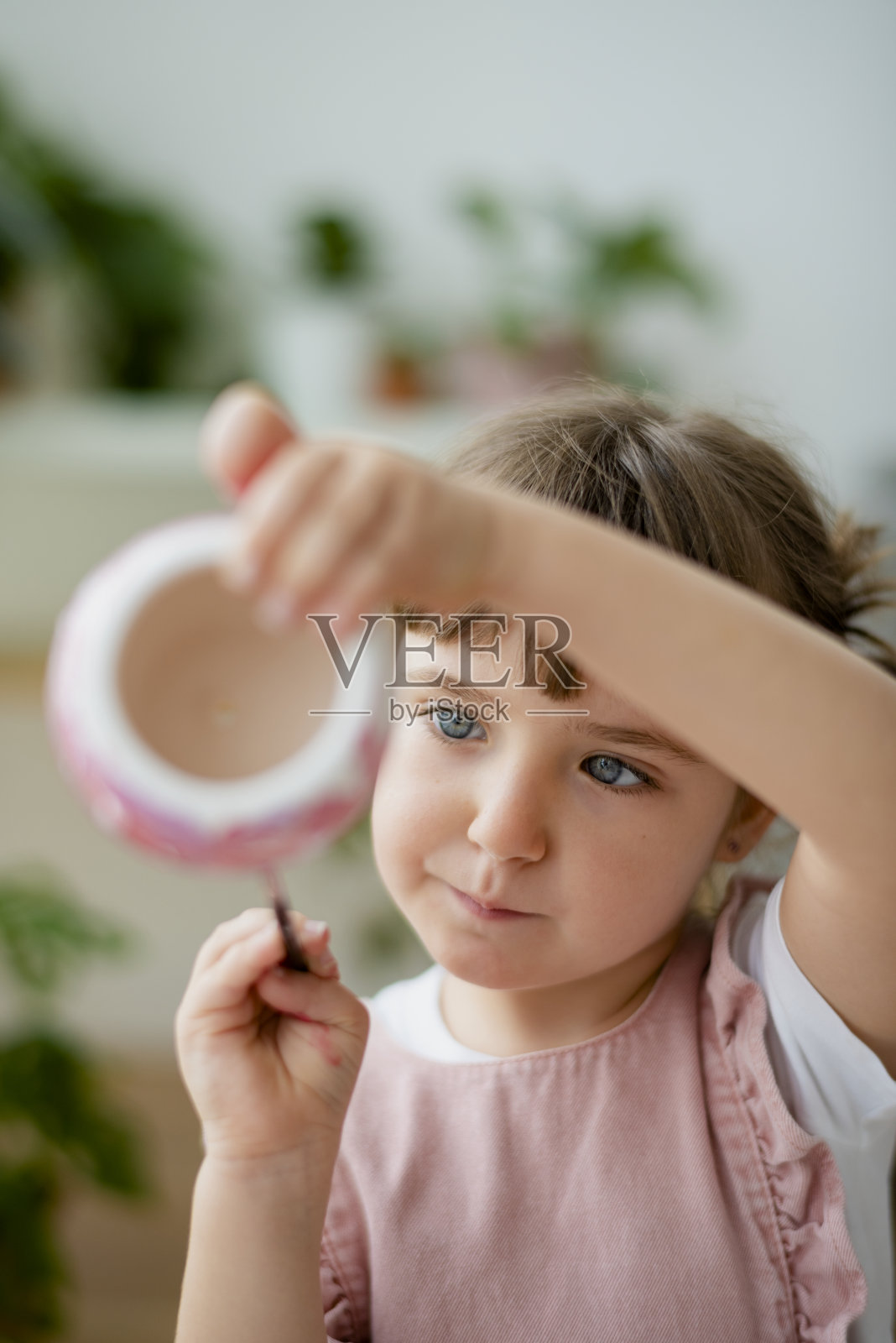 孩子在家DIY壶画的爱好照片摄影图片