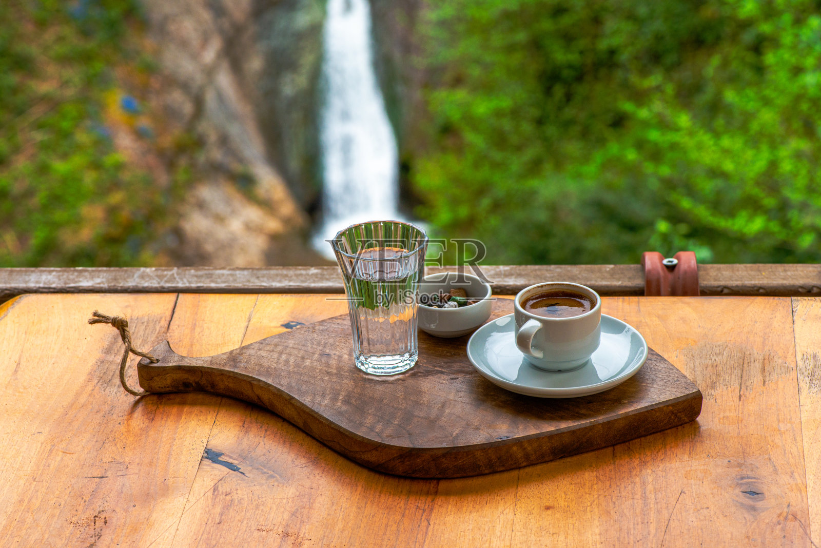 大自然的混合:土耳其咖啡与瀑布宁静照片摄影图片