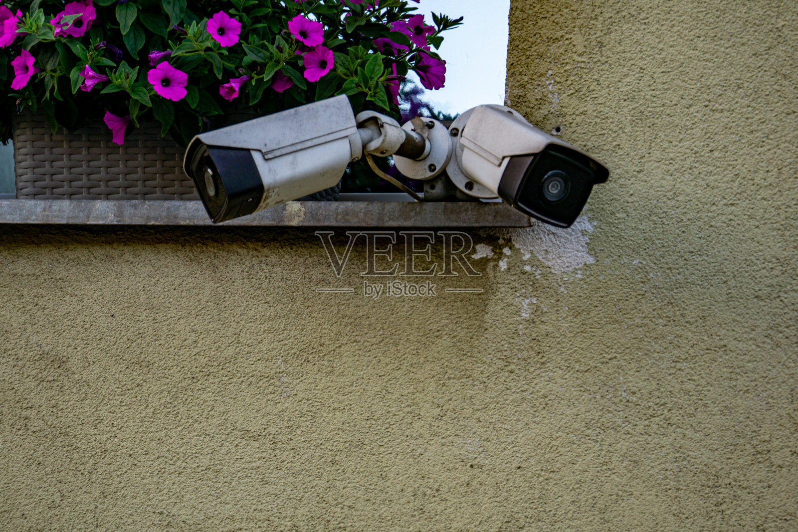 建筑外墙上安装两个监控摄像头监控状态的安防概念照片摄影图片