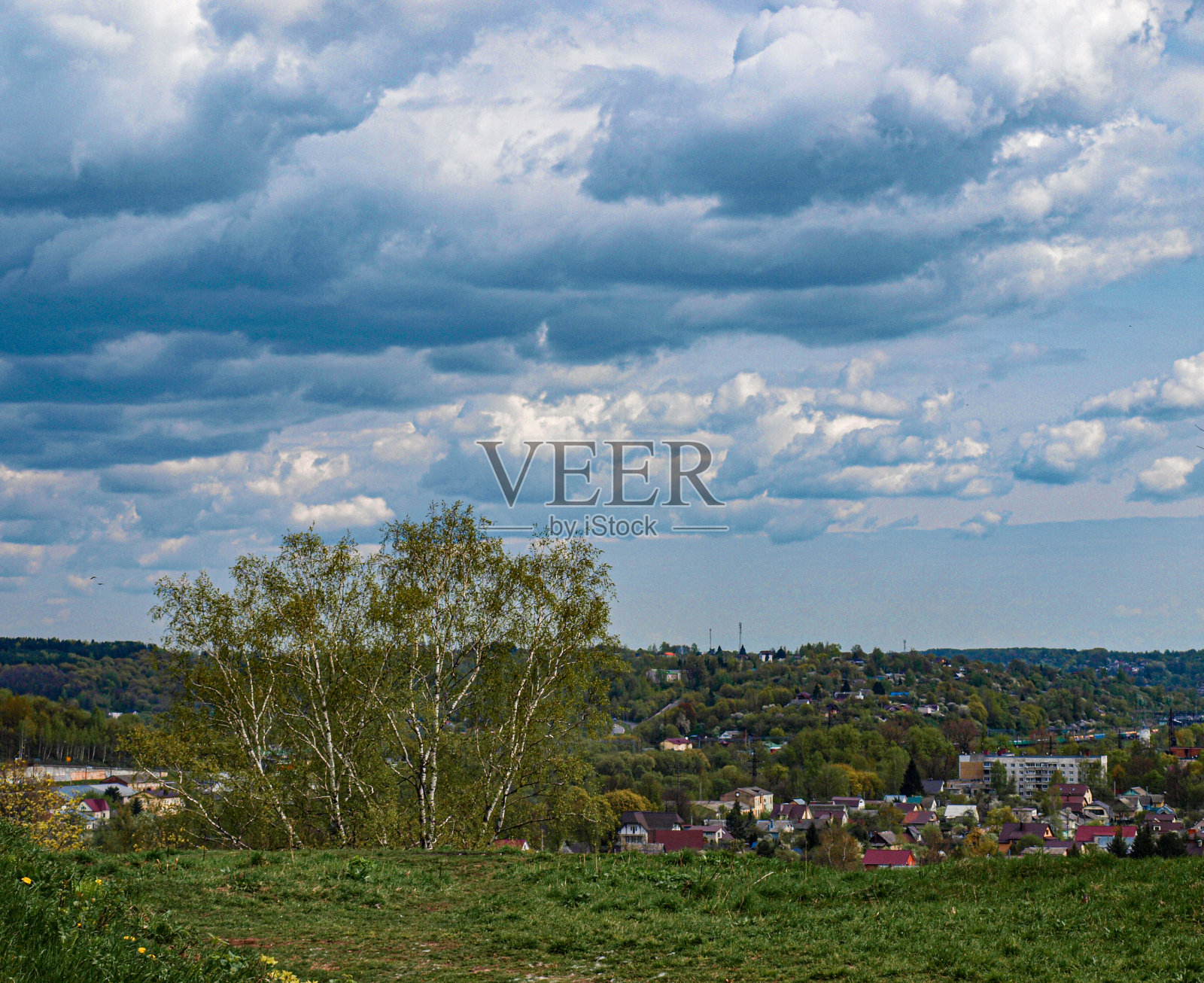 山谷中的城市景观照片摄影图片