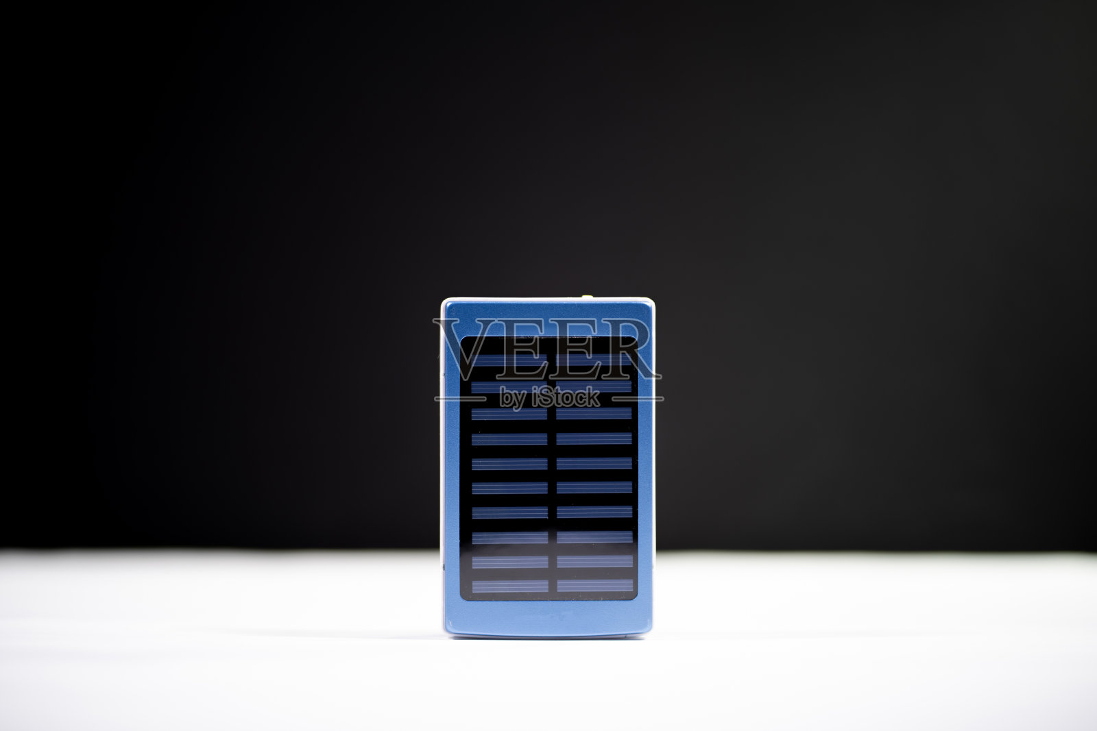 黑色背景移动充电宝，移动充电宝充电器照片摄影图片