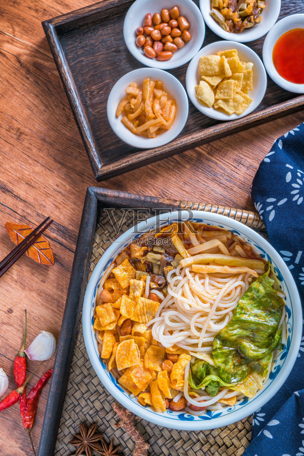 木桌上一碗广西壮族自治区柳州菜螺蛳粉照片摄影图片