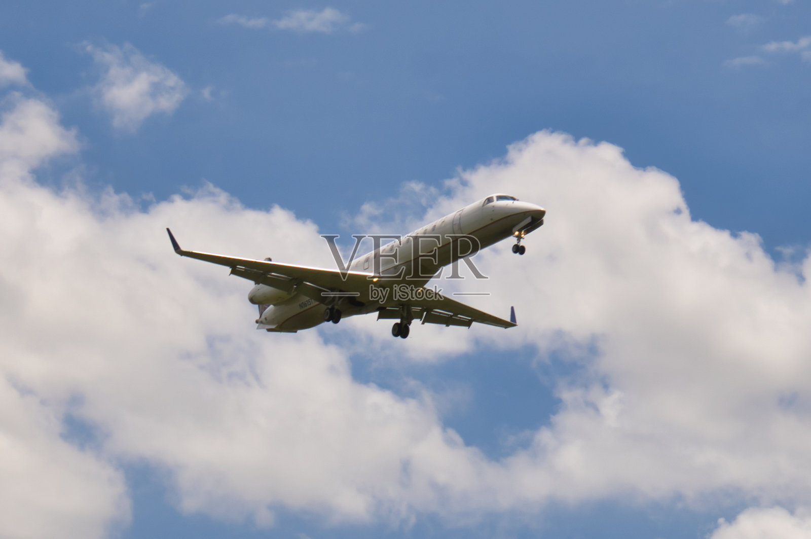 在机场发现飞机照片摄影图片