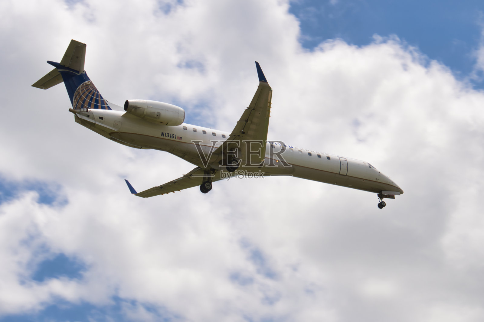 在机场发现飞机照片摄影图片