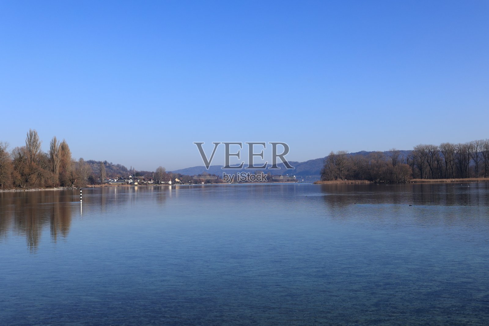 莱茵河畔施泰因附近的Werd修道院岛上安静的冬日照片摄影图片