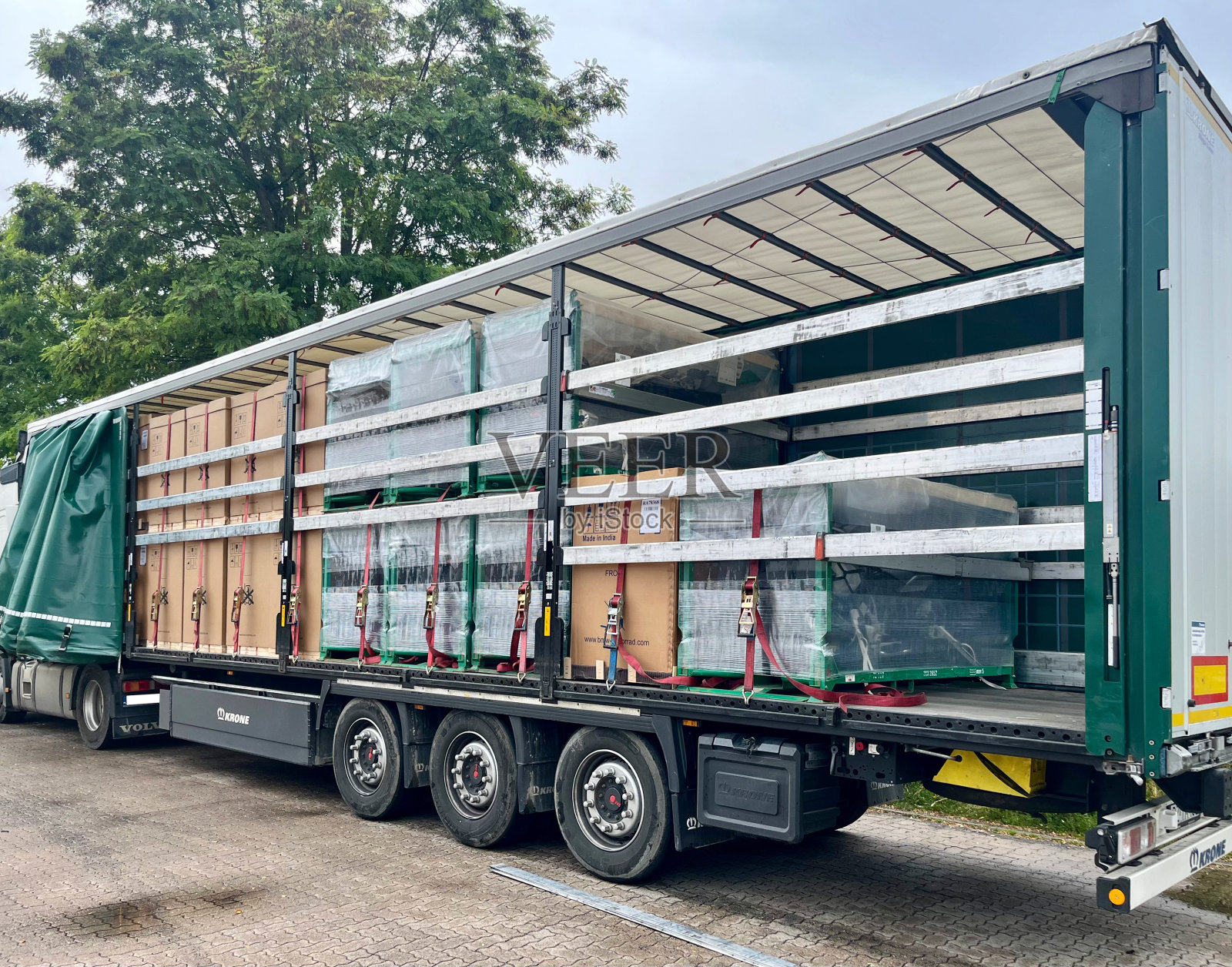 用半挂车运输宝马摩托车。半挂车和宝马摩托车照片摄影图片