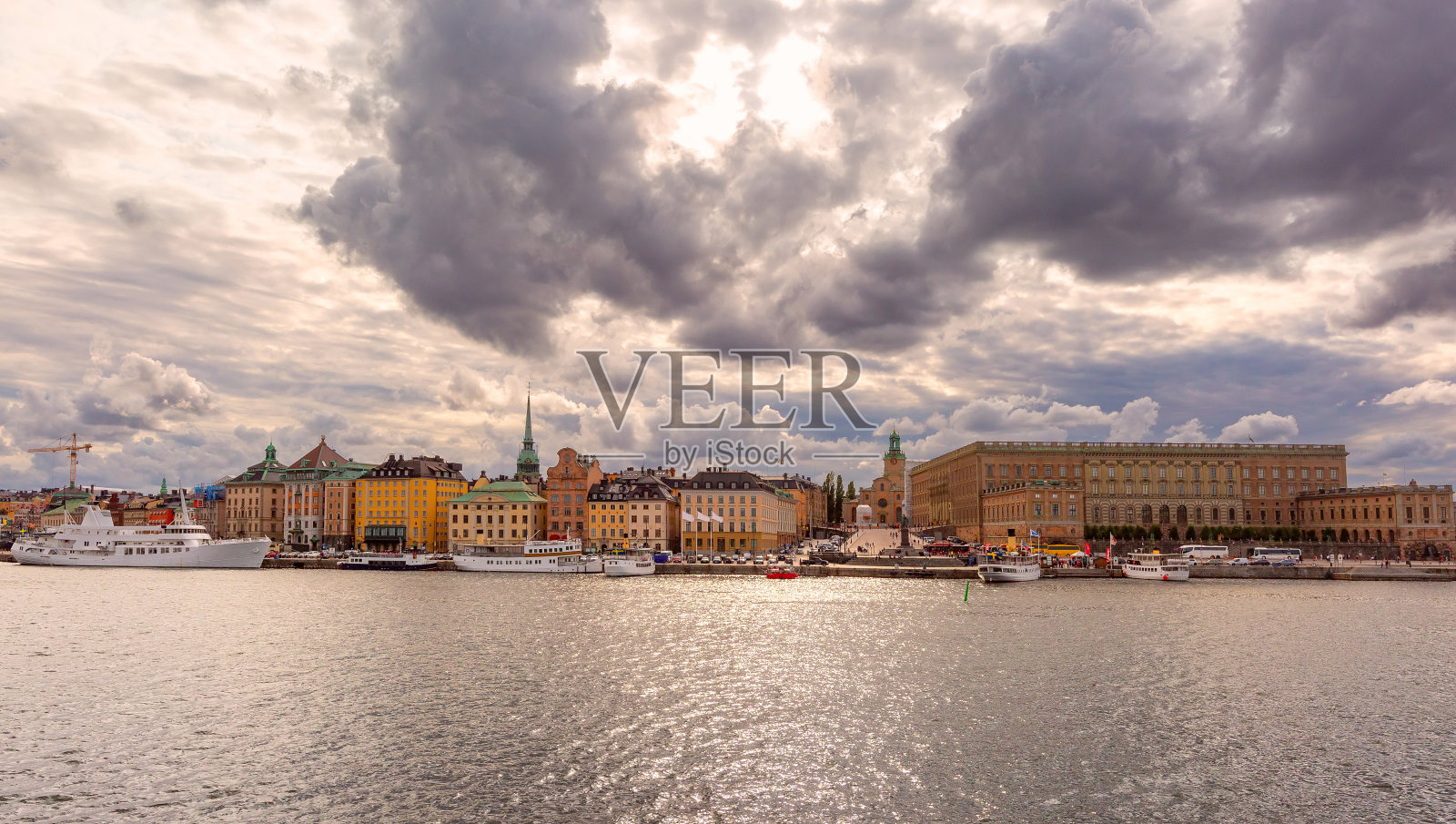 瑞典斯德哥尔摩海滨的历史建筑照片摄影图片