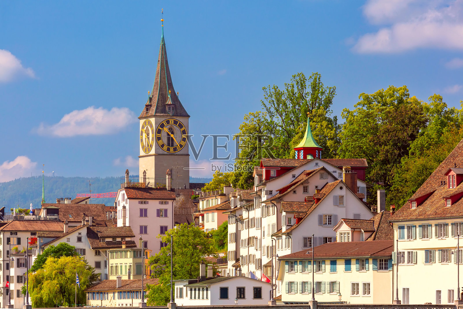 瑞士苏黎世格罗斯姆斯特和利马特河的夜景照片摄影图片