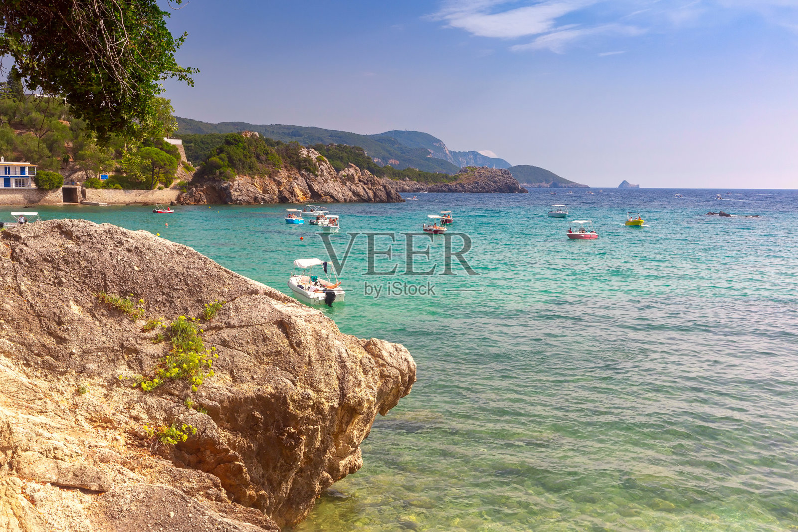 希腊科孚岛古奥卡斯特里萨湾的船只照片摄影图片