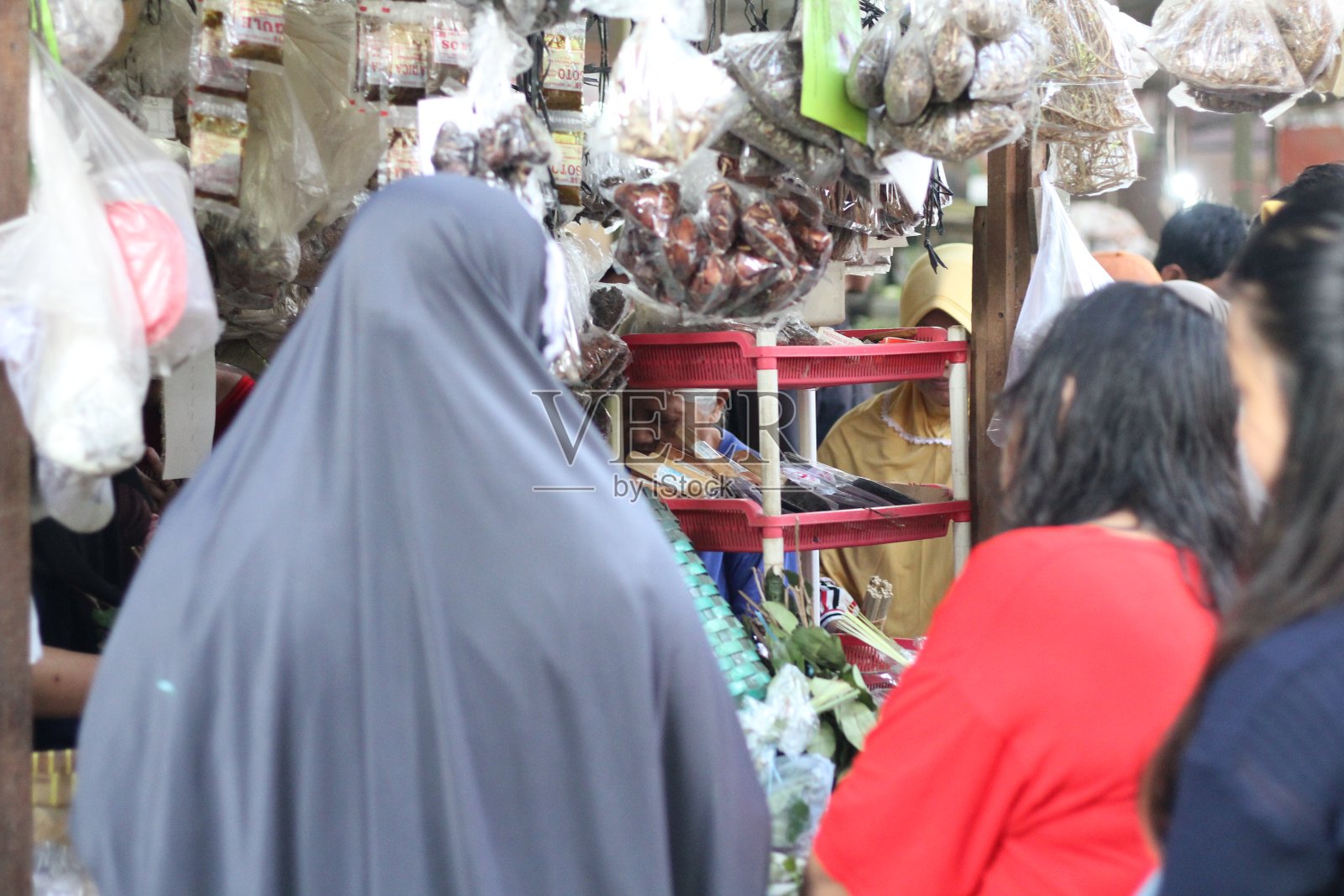 一群母亲正在市场上购买厨房用香料照片摄影图片